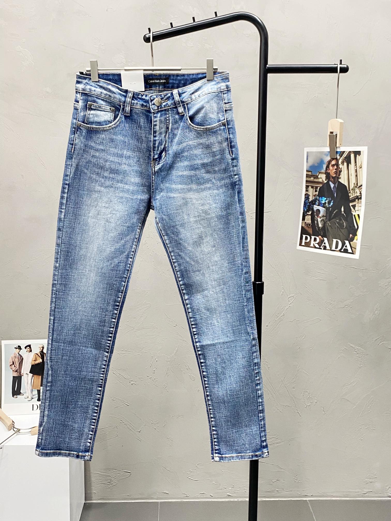 P440 Calvin Klein CK 💥 Exclusive exclusive new casual jeans high-end version Counter customized fabrics Breathable comfort high details impeccable brand elements design concepts reflecting the high quality of the hand feel delicate and soft! Presenting casual tailoring on the body shape is superb! Yardage: 29-40