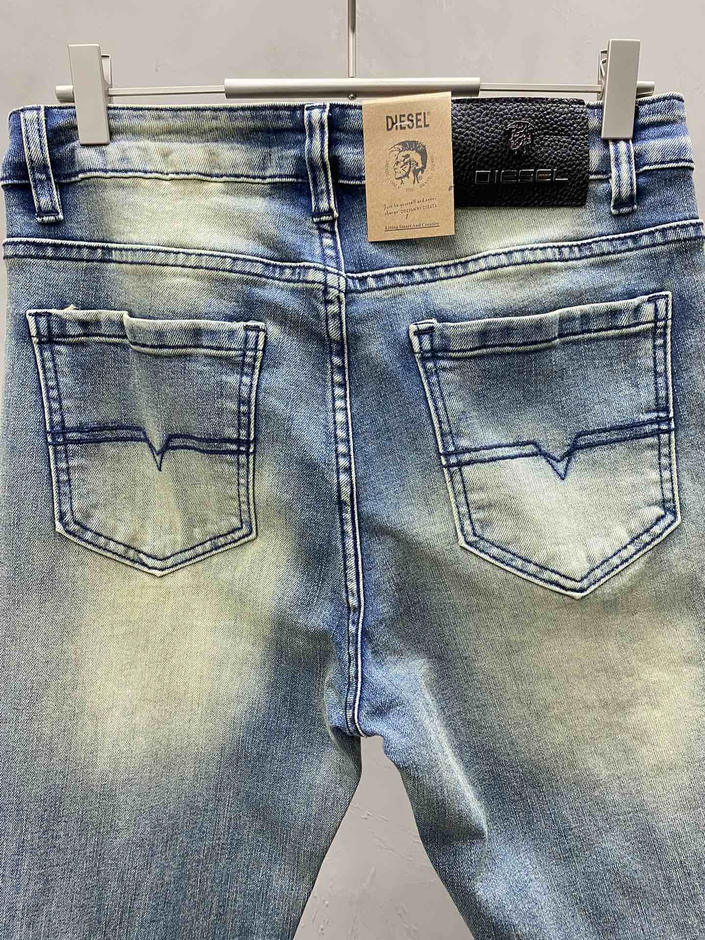 P440 DIESEL Diesel 💥 Exclusif nouveau jeans décontracté version haut de gamme Contre tissus personnalisés confort respirant hauts détails impeccables éléments de marque concepts de conception reflétant la haute qualité de la main se sentir délicate et douce ! Présenter tailleur décontracté sur la forme du corps est superbe ! Longueur : 29-40