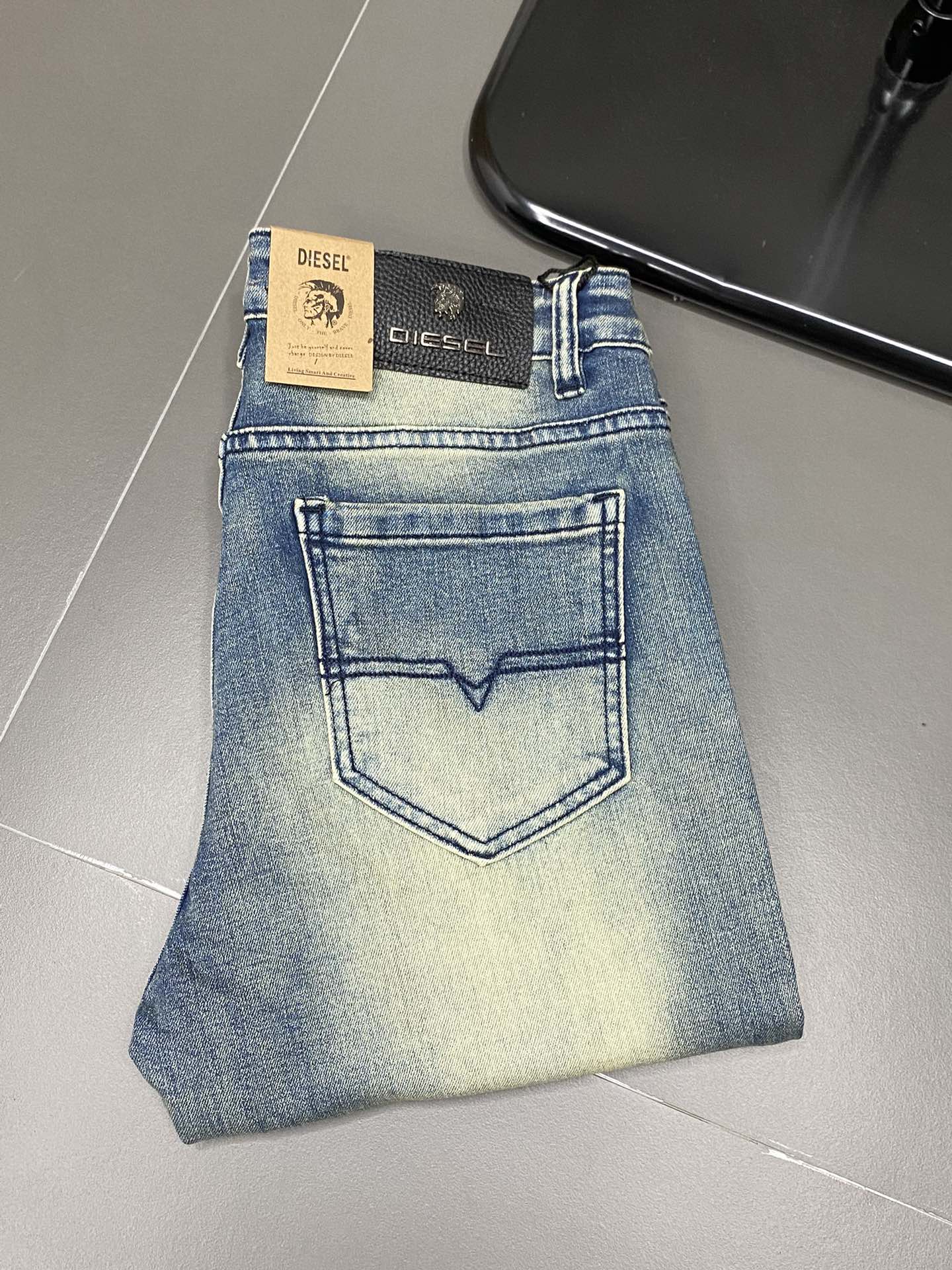 ¡P440 DIESEL Diesel 💥 Exclusivo exclusivo nuevo jeans casuales versión de gama alta Contador telas personalizadas transpirable comodidad altos detalles impecables elementos de marca conceptos de diseño que reflejan la alta calidad de la mano se siente delicado y suave! ¡Presentación de sastrería casual en la forma del cuerpo es magnífico! Yardage: 29-40