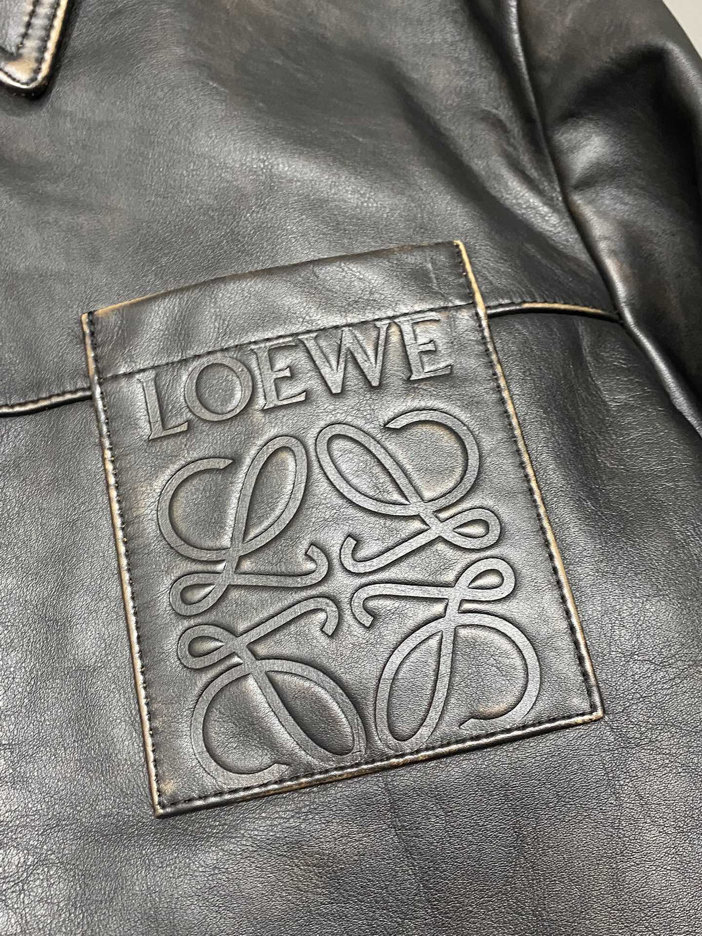 Leather jacket-P4600 Loewe Loewe 💥 lapel leather jacket 💥 exclusive exclusive latest high-end customized body digital brand letter logo pattern official website synchronization on sale unique design hardware accessories Logo logo using counter customized cowhide the most popular fashionable style elements route on the effect of the upper body is super handsome! Size: M-3XL