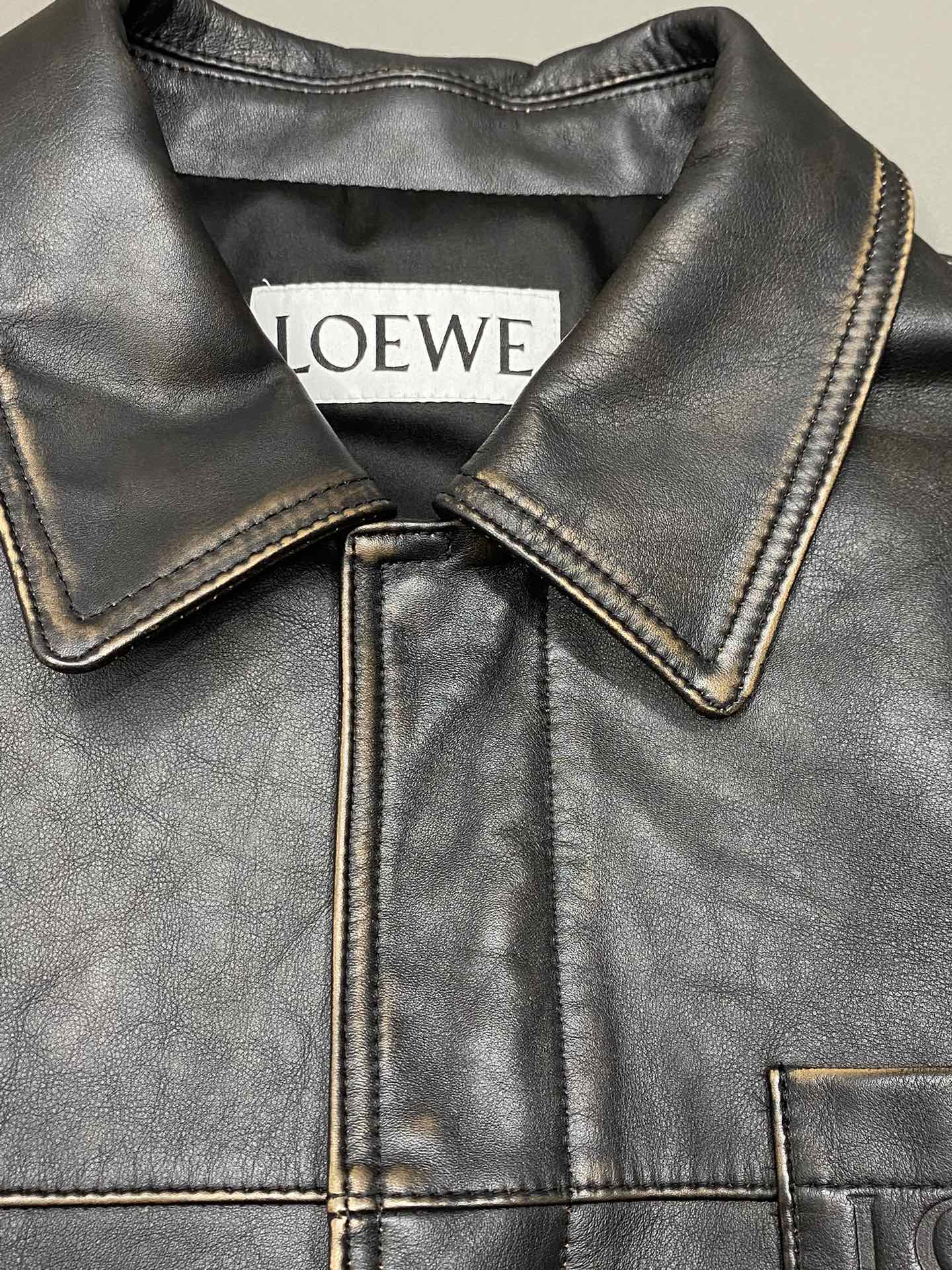 Leather jacket-P4600 Loewe Loewe 💥 lapel leather jacket 💥 exclusive exclusive latest high-end customized body digital brand letter logo pattern official website synchronization on sale unique design hardware accessories Logo logo using counter customized cowhide the most popular fashionable style elements route on the effect of the upper body is super handsome! Size: M-3XL