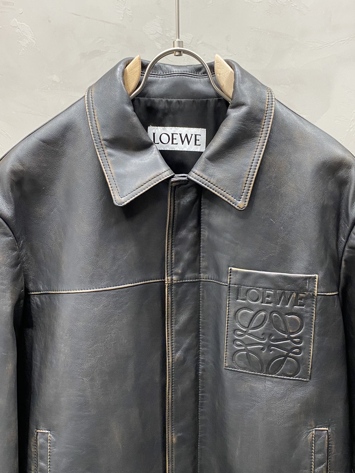 Leather jacket-P4600 Loewe Loewe 💥 lapel leather jacket 💥 exclusive exclusive latest high-end customized body digital brand letter logo pattern official website synchronization on sale unique design hardware accessories Logo logo using counter customized cowhide the most popular fashionable style elements route on the effect of the upper body is super handsome! Size: M-3XL