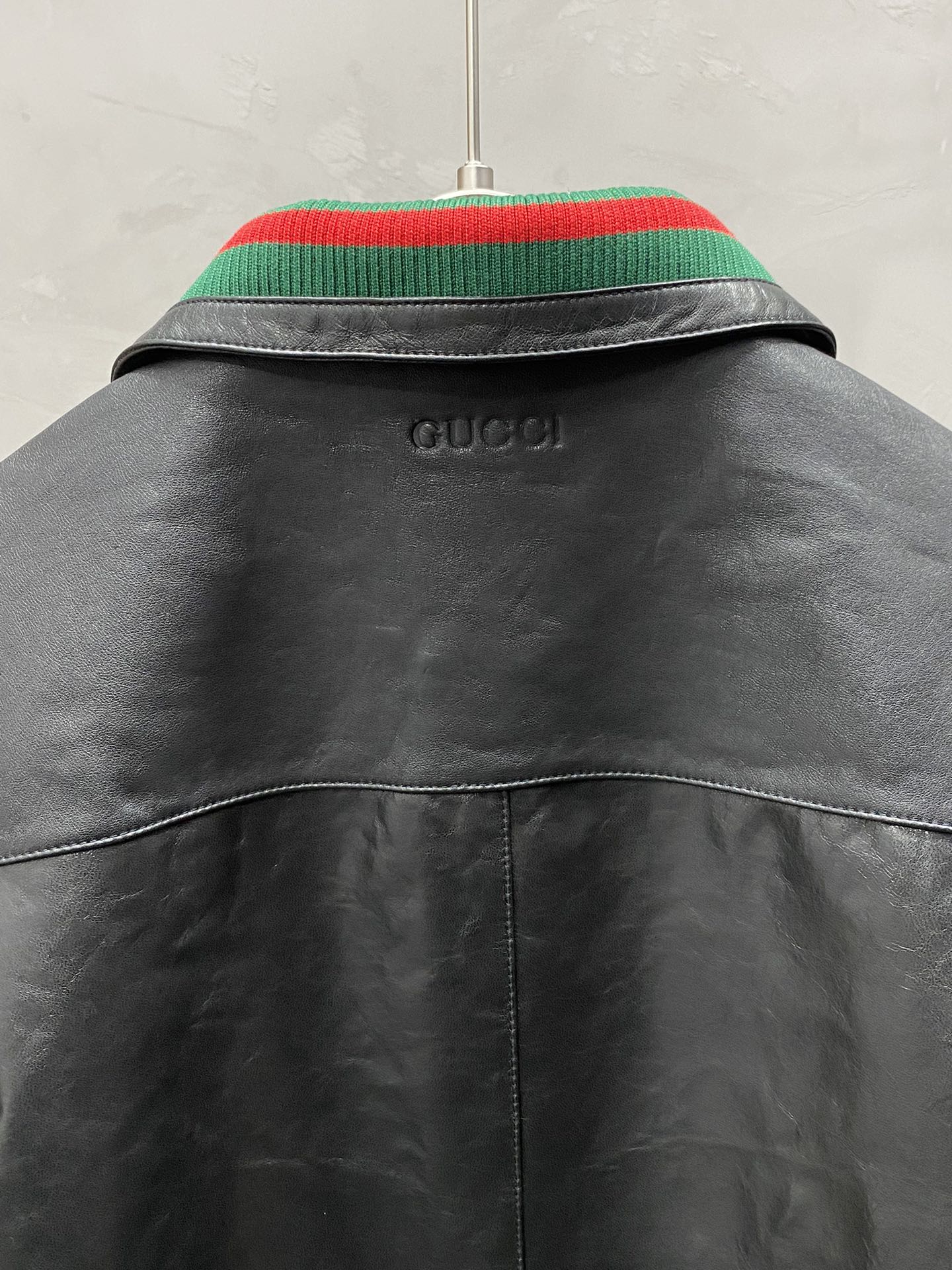 Leather jacket - P4200 Gucci Gucci 💥 lapel leather jacket 💥 exclusive exclusive latest high-end customized body digital brand letter logo pattern official website synchronization on sale unique design hardware accessories Logo logo using the counter customized vegetable tanned leather the most popular fashion style elements route on the upper body effect is super handsome! Size: M-3XL