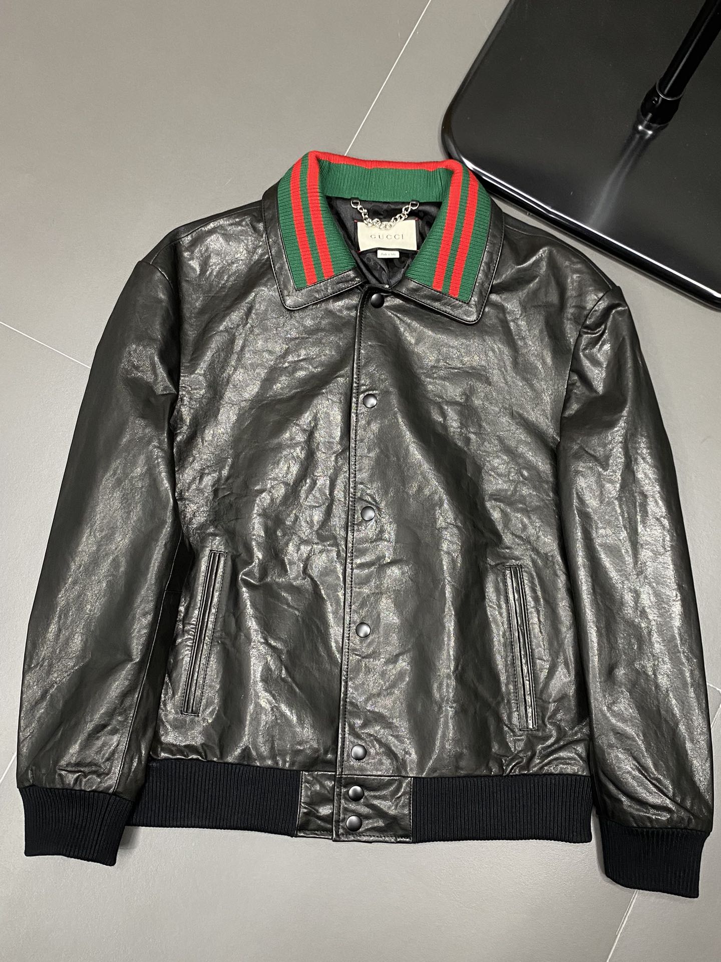 Leather jacket - P4200 Gucci Gucci 💥 lapel leather jacket 💥 exclusive exclusive latest high-end customized body digital brand letter logo pattern official website synchronization on sale unique design hardware accessories Logo logo using the counter customized vegetable tanned leather the most popular fashion style elements route on the upper body effect is super handsome! Size: M-3XL