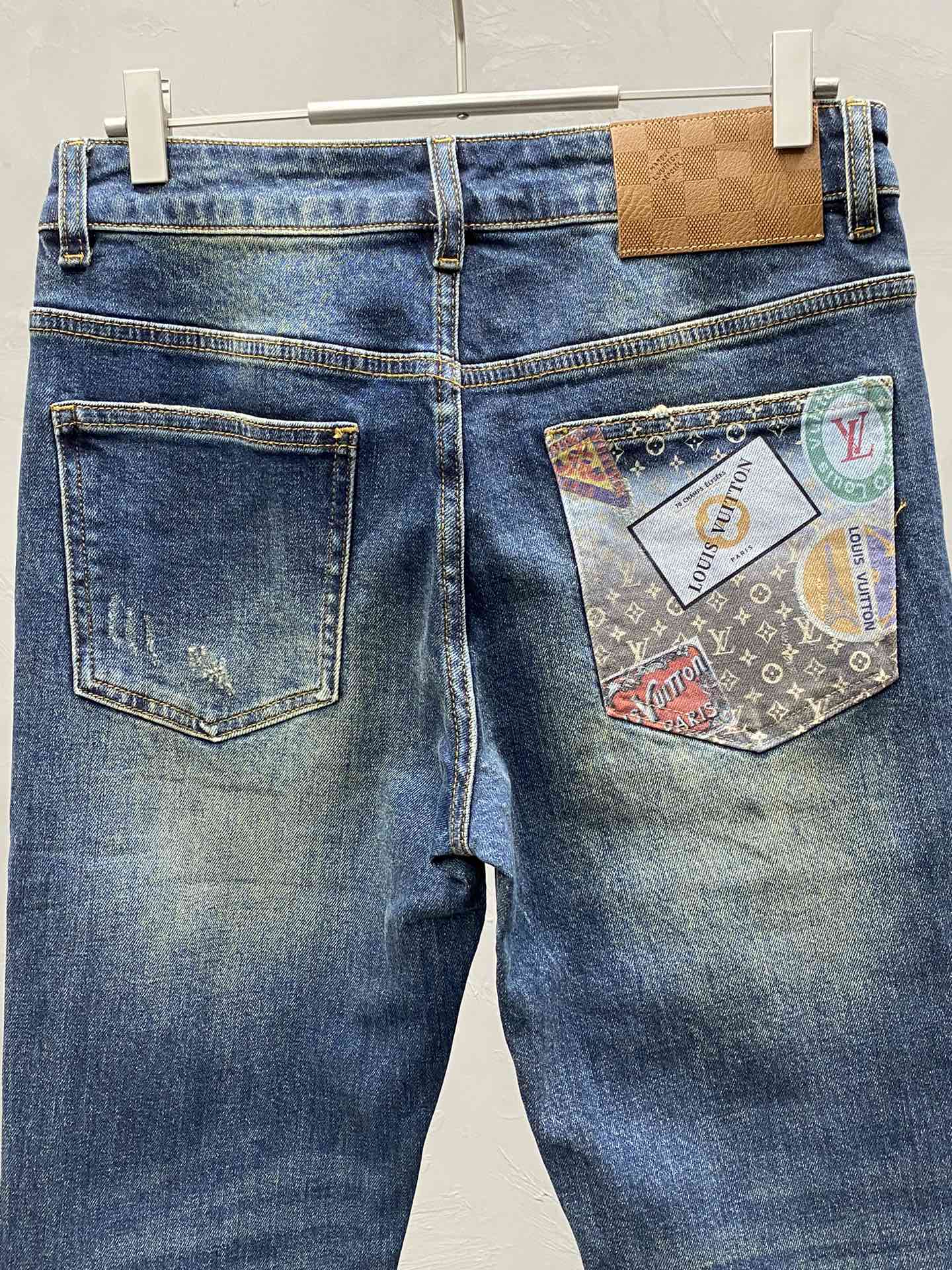 P580 Louis Vuitton Louis Vuitton💥 Exclusive exclusive new casual jeans👖 ハイエンドバージョン！カウンターカスタムファブリック 通気性の良い快適な高い非の打ちどころのないディテール ブランド要素の設計コンセプトは、高品質の感触を反映 繊細で柔らかい！体型に合わせたカジュアルな仕立てが秀逸です！ヤード数：29-38-ハイファッションバッグ