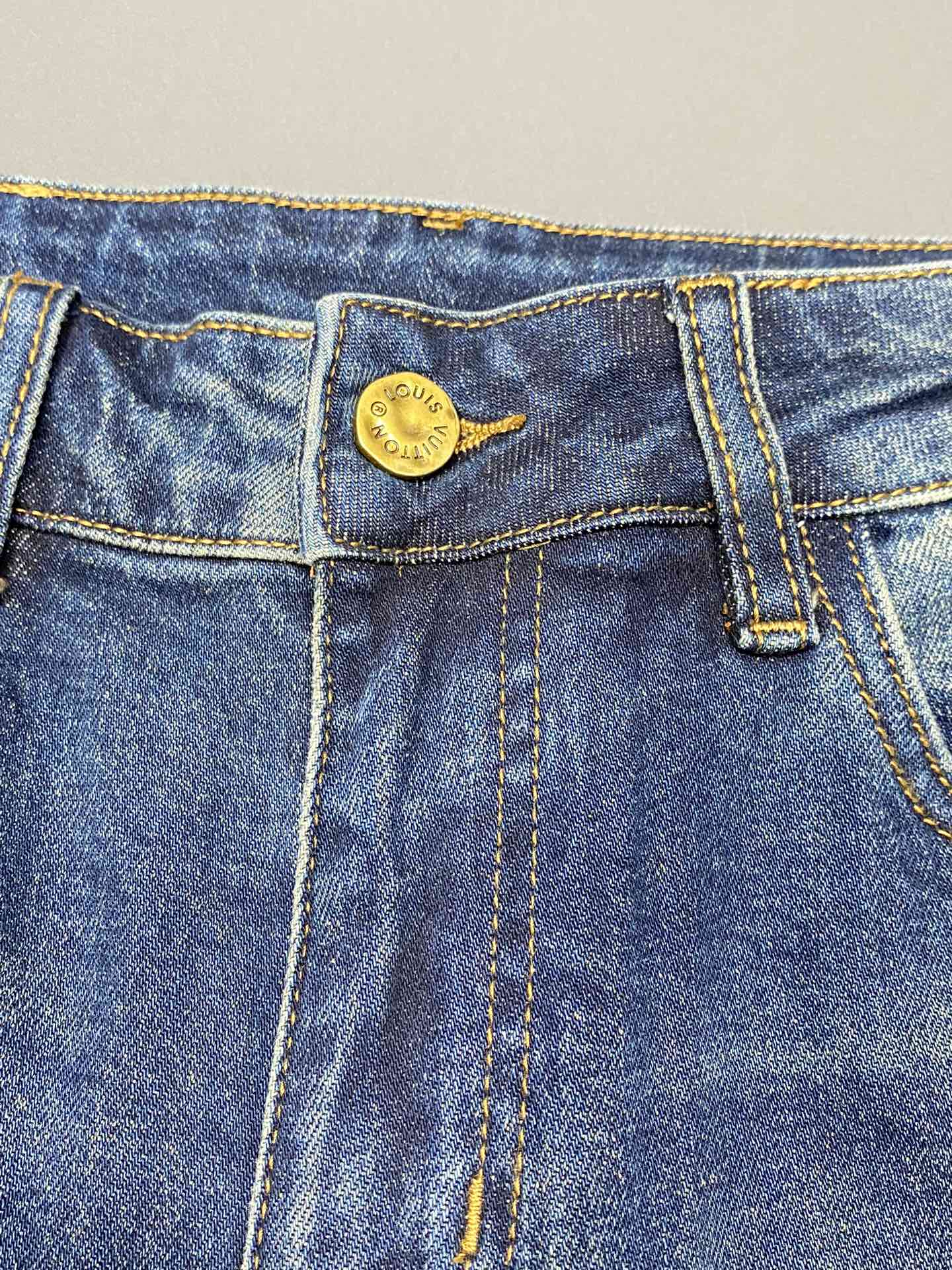 P580 Louis Vuitton Louis Vuitton💥 Exclusive exclusive new casual jeans👖 ハイエンドバージョン！カウンターカスタムファブリック 通気性の良い快適な高い非の打ちどころのないディテール ブランド要素の設計コンセプトは、高品質の感触を反映 繊細で柔らかい！体型に合わせたカジュアルな仕立てが秀逸です！ヤード数：29-38-ハイファッションバッグ