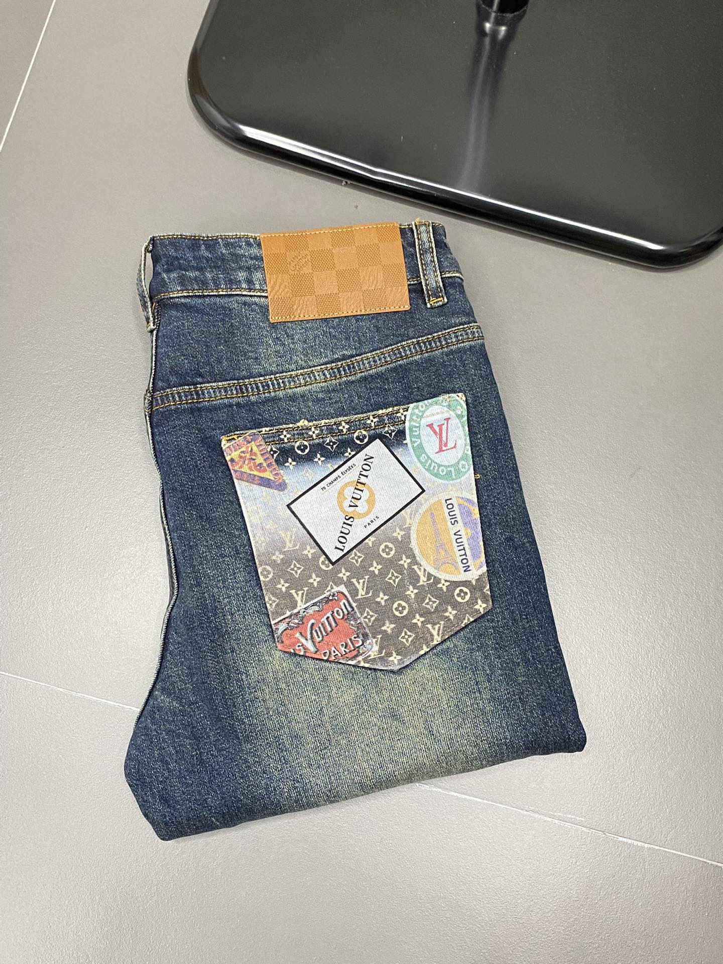 P580 Louis Vuitton Louis Vuitton💥 Exclusive exclusive new casual jeans👖 ハイエンドバージョン！カウンターカスタムファブリック 通気性の良い快適な高い非の打ちどころのないディテール ブランド要素の設計コンセプトは、高品質の感触を反映 繊細で柔らかい！体型に合わせたカジュアルな仕立てが秀逸です！ヤード数：29-38-ハイファッションバッグ