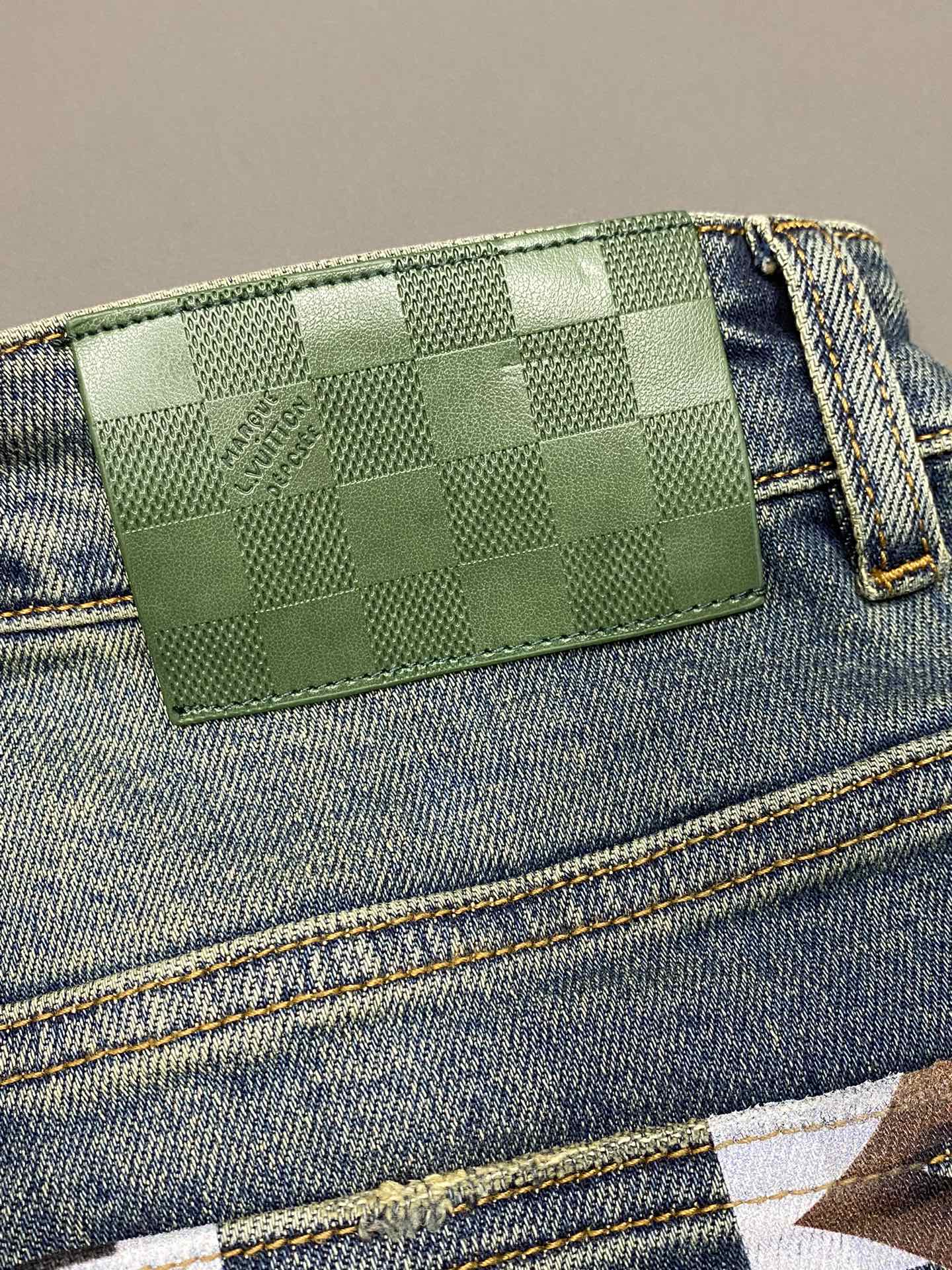 P580 Louis Vuitton Louis Vuitton💥 Exclusif nouveau jeans décontracté👖 Version haut de gamme ! Contre tissus personnalisés Confort respirant haut détails impeccables éléments de marque conception reflète haute qualité sentir délicate et douce ! Présenter tailleur décontracté sur la forme du corps est superbe ! Taille : 29-38