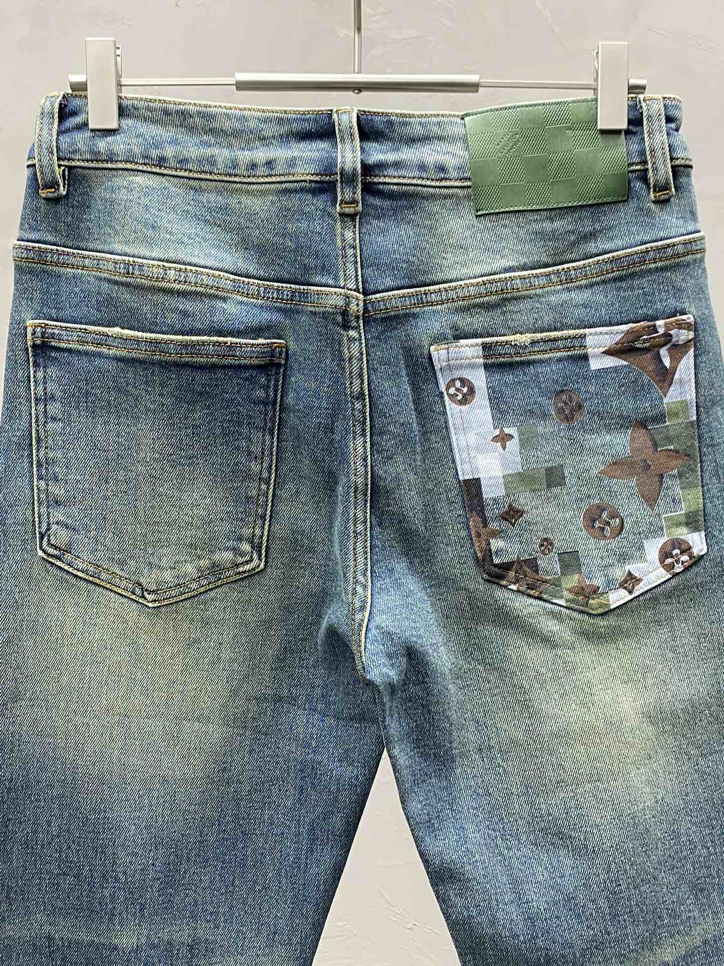 P580 Louis Vuitton Louis Vuitton💥 Exclusif nouveau jeans décontracté👖 Version haut de gamme ! Contre tissus personnalisés Confort respirant haut détails impeccables éléments de marque conception reflète haute qualité sentir délicate et douce ! Présenter tailleur décontracté sur la forme du corps est superbe ! Taille : 29-38