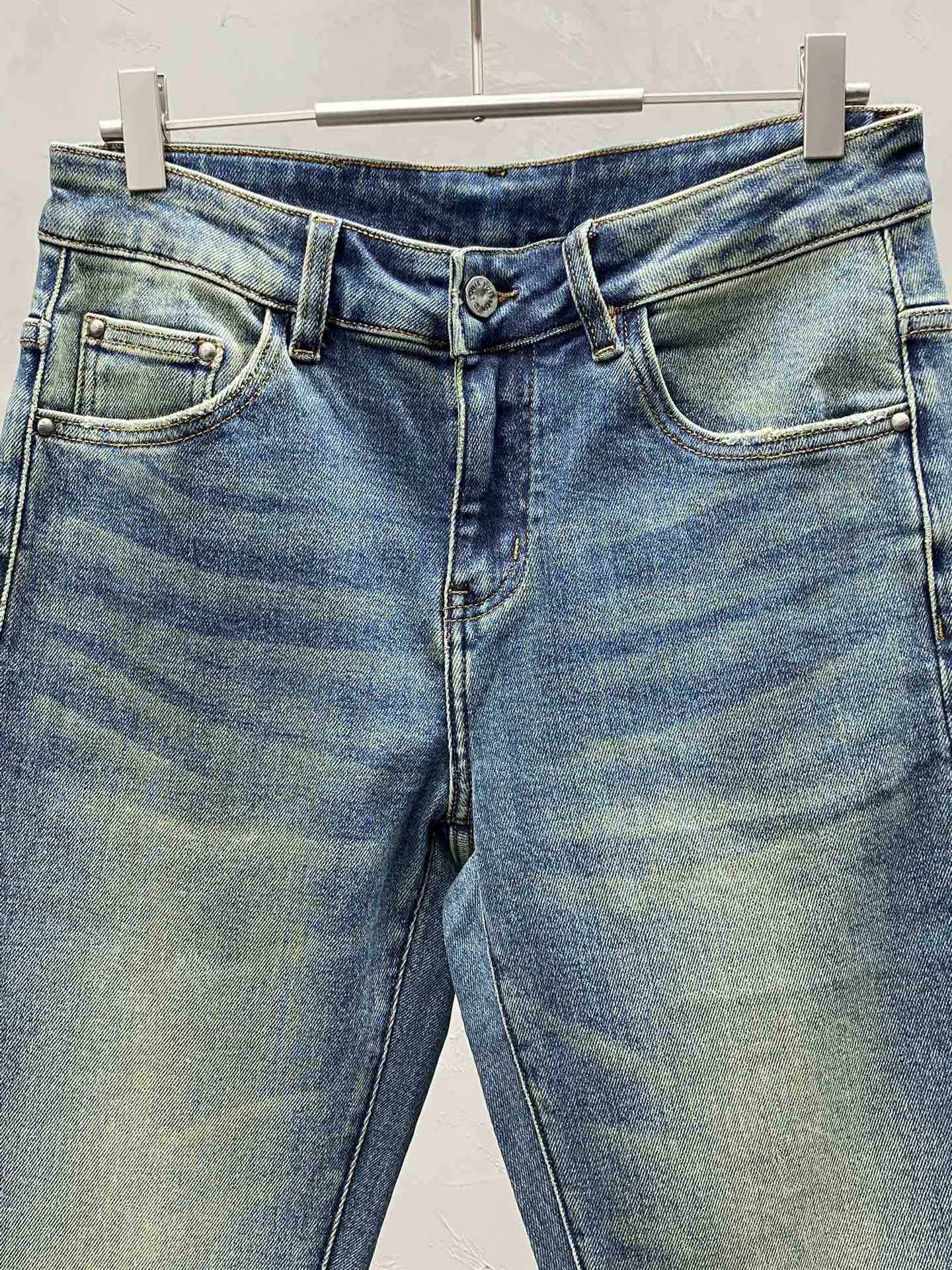 P580 Louis Vuitton Louis Vuitton💥 Exclusif nouveau jeans décontracté👖 Version haut de gamme ! Contre tissus personnalisés Confort respirant haut détails impeccables éléments de marque conception reflète haute qualité sentir délicate et douce ! Présenter tailleur décontracté sur la forme du corps est superbe ! Taille : 29-38