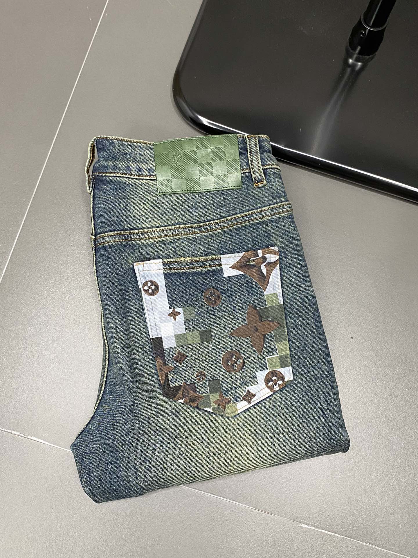 P580 Louis Vuitton Louis Vuitton💥 Exclusif nouveau jeans décontracté👖 Version haut de gamme ! Contre tissus personnalisés Confort respirant haut détails impeccables éléments de marque conception reflète haute qualité sentir délicate et douce ! Présenter tailleur décontracté sur la forme du corps est superbe ! Taille : 29-38