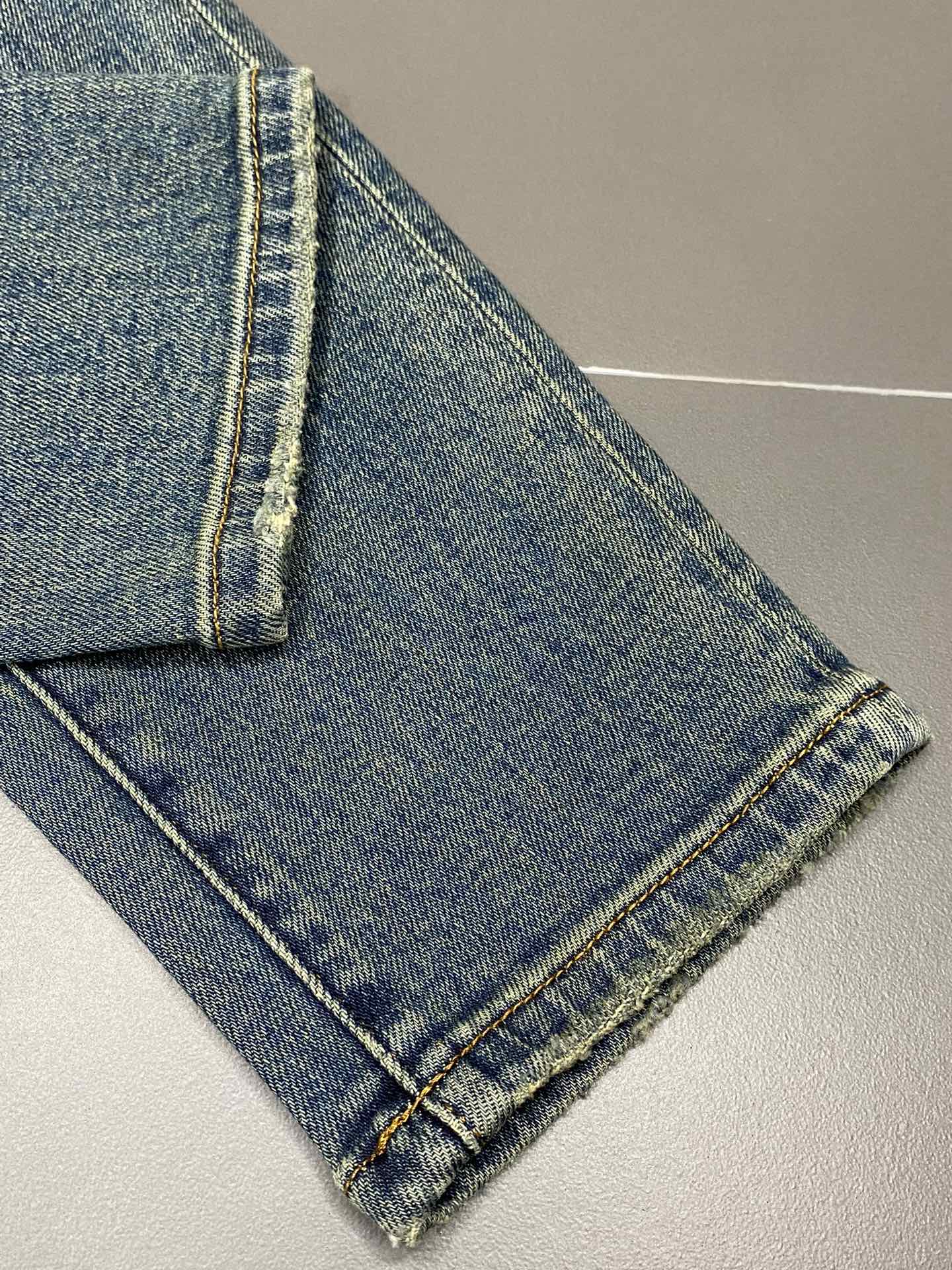 P580 Louis Vuitton Louis Vuitton💥 Exclusif nouveau jeans décontracté👖 Version haut de gamme ! Contre tissus personnalisés Confort respirant haut détails impeccables éléments de marque conception reflète haute qualité sentir délicate et douce ! Présenter tailleur décontracté sur la forme du corps est superbe ! Taille : 29-38