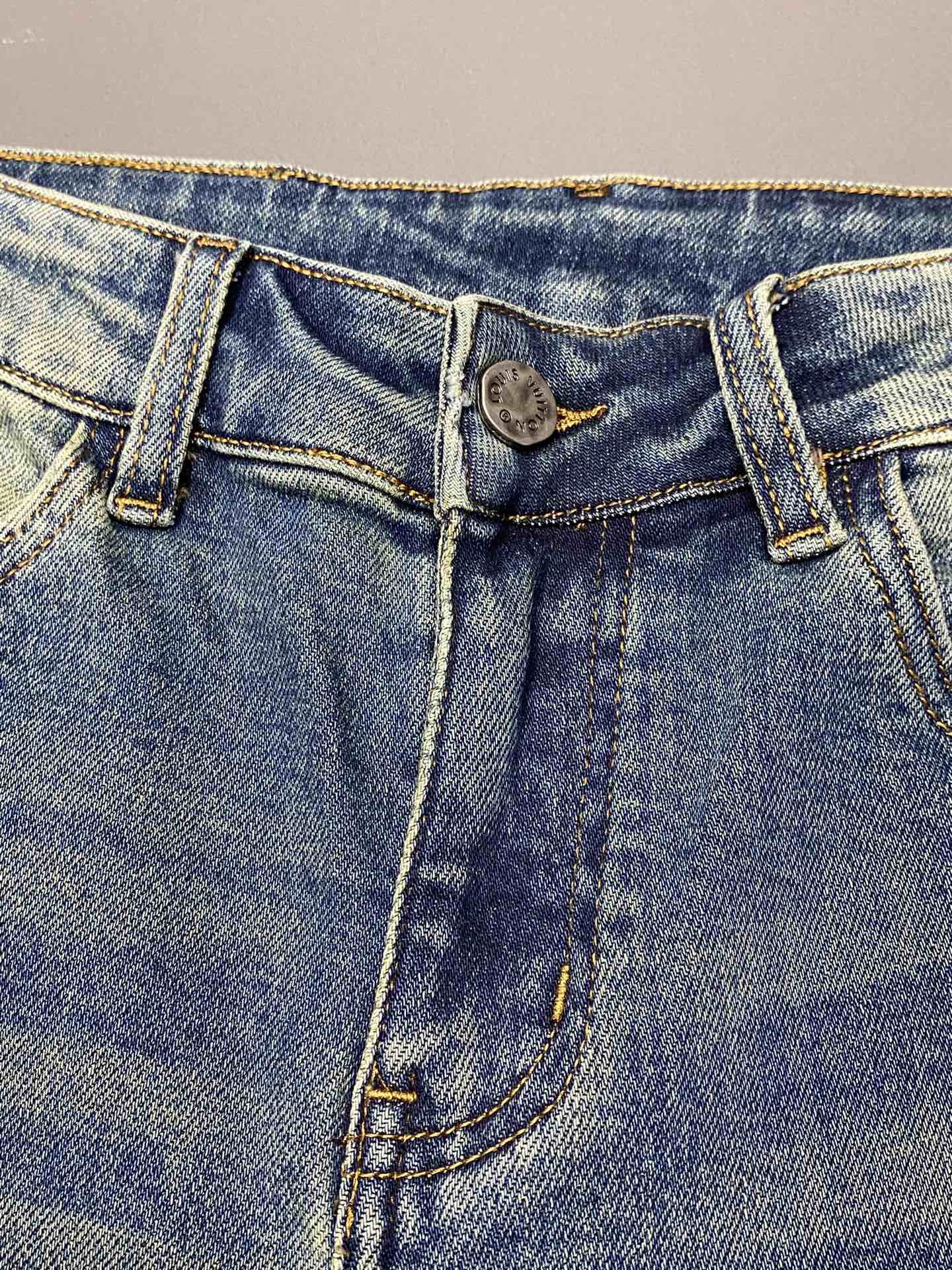 P580 Louis Vuitton Louis Vuitton💥 Exclusif nouveau jeans décontracté👖 Version haut de gamme ! Contre tissus personnalisés Confort respirant haut détails impeccables éléments de marque conception reflète haute qualité sentir délicate et douce ! Présenter tailleur décontracté sur la forme du corps est superbe ! Taille : 29-38