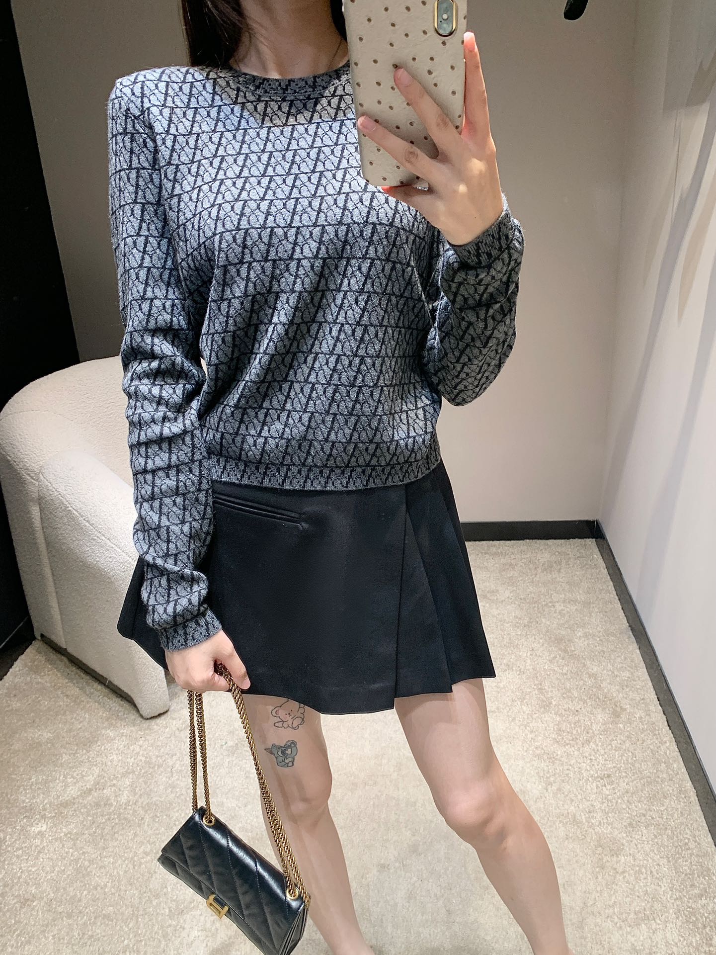 Picture[2]-💰P420 Valentino 24Fw A principios de otoño Nuevo Superior Gris Letra Jacquard Crew Neck Knit Sweater丨Una mirada al jersey gris para enamorarse de Es muy fácil de combinar Ya sea por debajo o por sí solo, se puede usar en diferentes estilos 😎 Calidez y chic ambos 👍 En el cuerpo simplemente me encanta 😻 ¡Una variedad de estilos se puede dominar fácilmente! ¡👌Customised agradable a la piel suave tejido de lana Bebés prisa ➕🛒! ¡En stock S/M/L-Bolsas de alta moda!