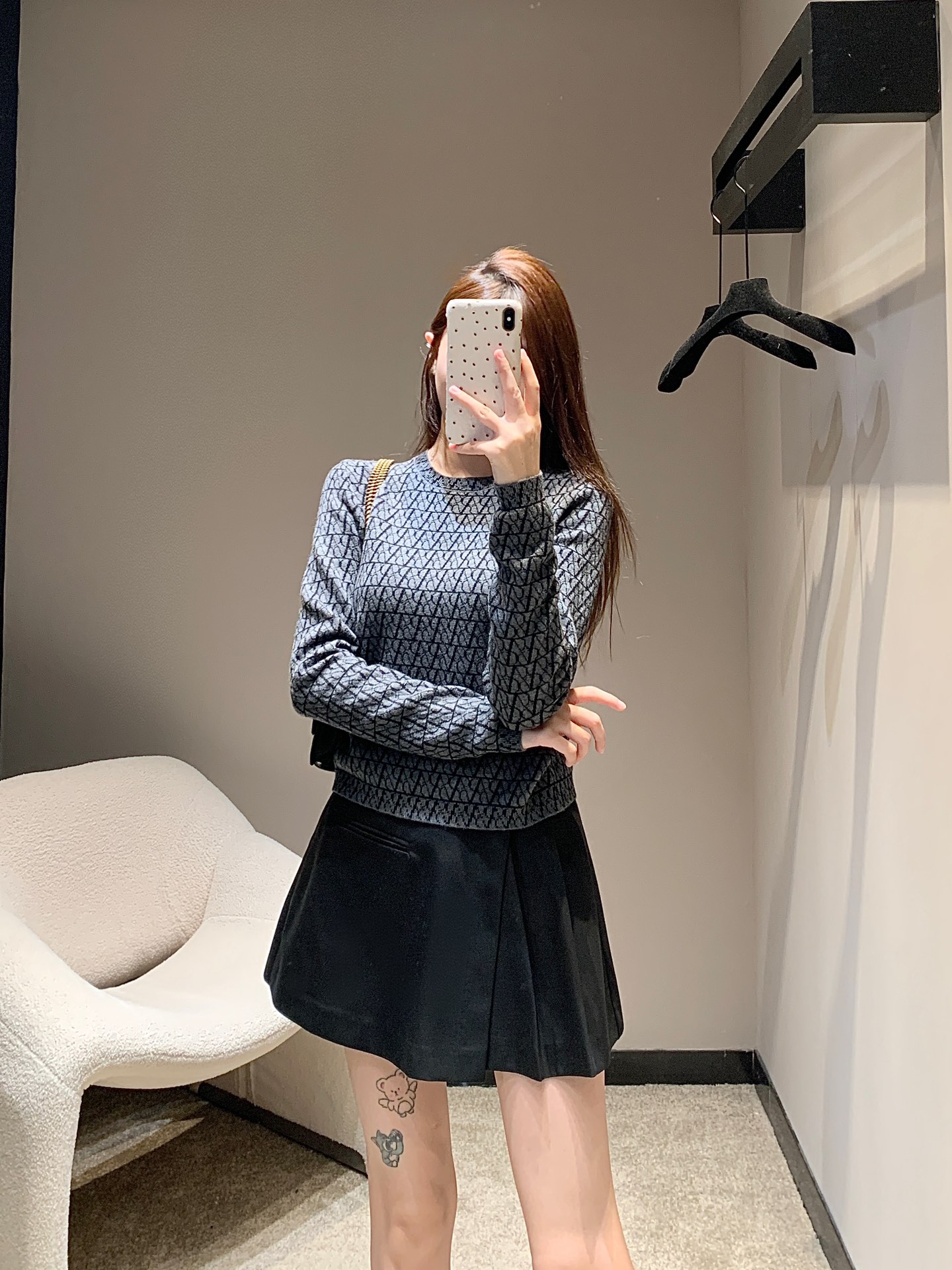 画像[3]-🐠P420 Valentino 24Fw Early Autumn New Advanced Grey Letter Jacquard Crew Neck Knitted Sweater 丨一度見たら惚れ惚れするグレーのジャンパー とても合わせやすい 下に着ようが、一枚で着ようが、様々なスタイルで着こなせます😎 暖かさとオシャレの両方が楽しめます👍 身頃はシンプルに愛用😻 様々なスタイルが簡単にこなせます！👌カスタマイズされた肌に優しい柔らかいウール生地 赤ちゃんは急いで➰🛒！在庫S/M/L-ハイファッションバッグ！