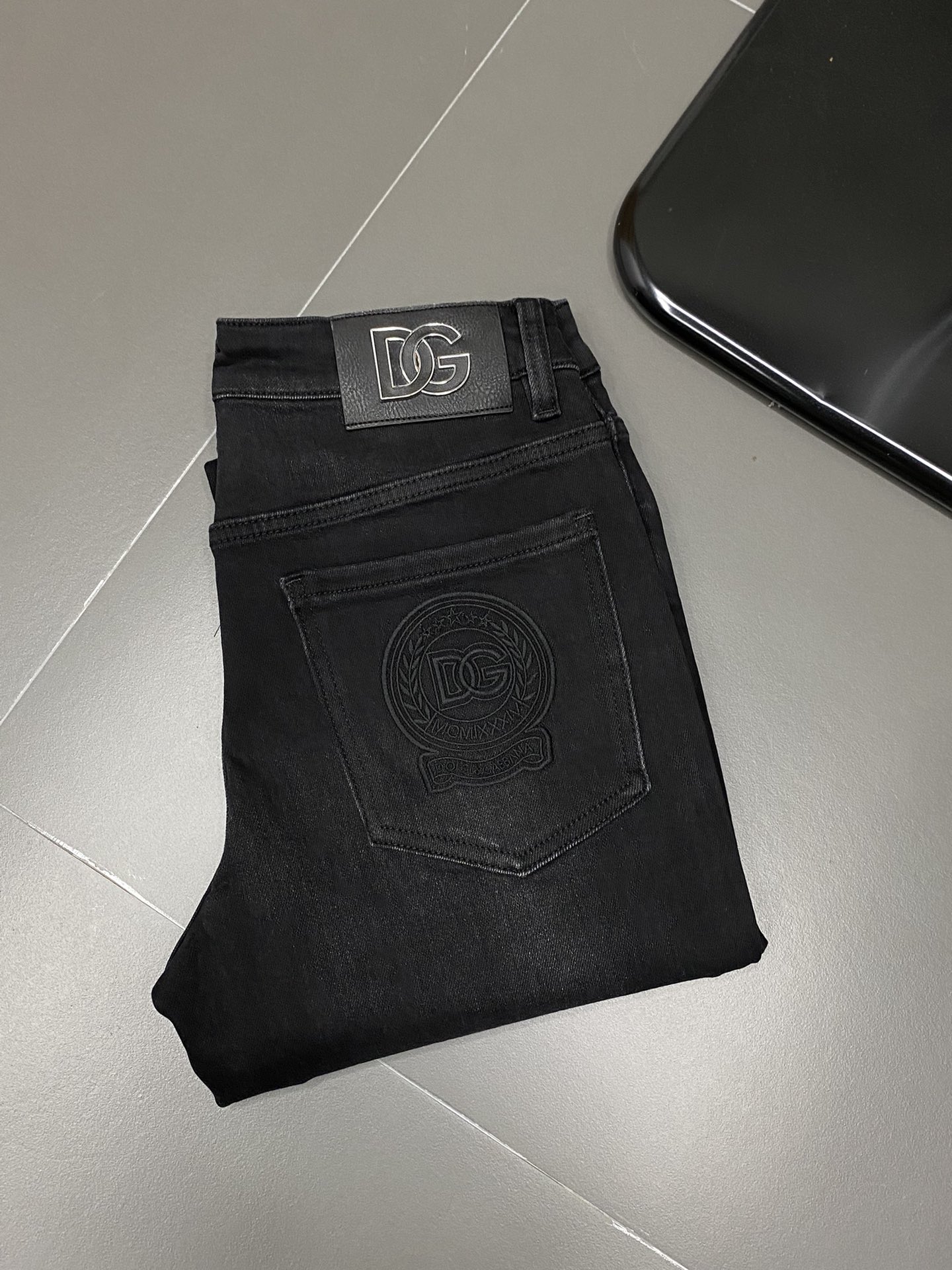 P580 Dolce&Gabbana Dolce&Gabbana 💥 Exclusive exclusive new jeans 👖 High-end version! Counter customized fabrics Breathable comfort with impeccable details Brand elements Design concepts reflecting high quality Delicate and soft handfeel! Presented in a casual cut with an awesome upper body shape! Size: 29-38