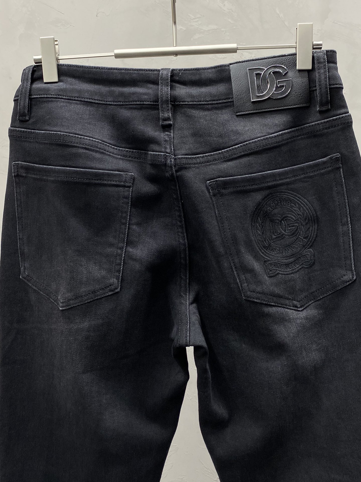 P580 Dolce&Gabbana Dolce&Gabbana 💥 Exclusive exclusive new jeans 👖 High-end version! Counter customized fabrics Breathable comfort with impeccable details Brand elements Design concepts reflecting high quality Delicate and soft handfeel! Presented in a casual cut with an awesome upper body shape! Size: 29-38