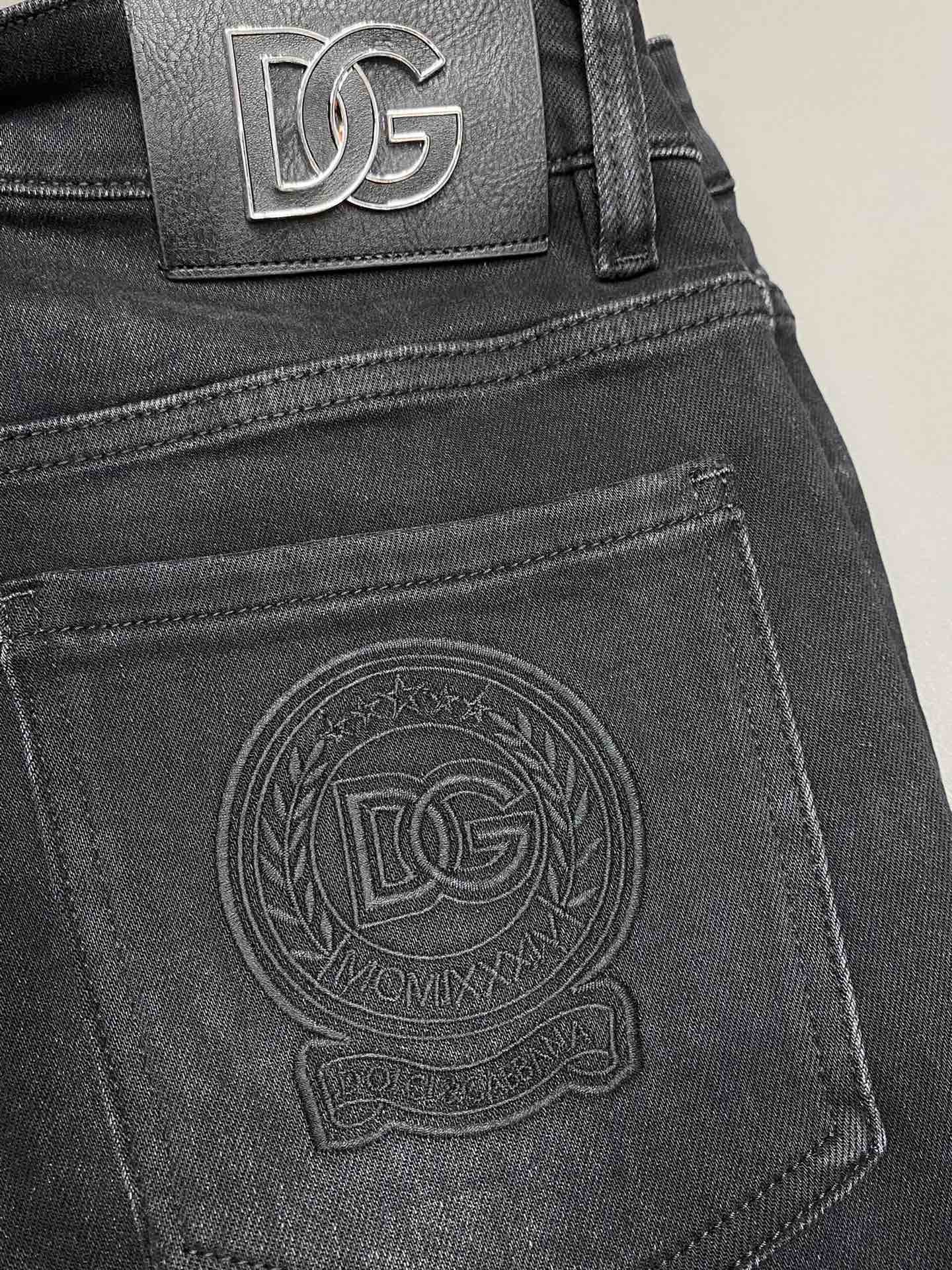 P580 Dolce&Gabbana Dolce&Gabbana 💥 Exclusive exclusive new jeans 👖 High-end version! Counter customized fabrics Breathable comfort with impeccable details Brand elements Design concepts reflecting high quality Delicate and soft handfeel! Presented in a casual cut with an awesome upper body shape! Size: 29-38