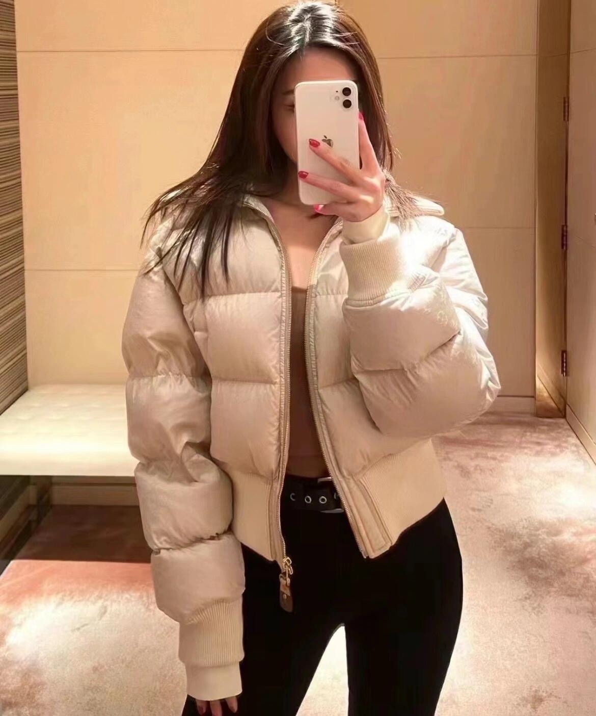 💰P1500 Louis Vuitton 24FW fall and winter new Monogram jacquard short down jacket jacket丨American retro wear high-waisted knuckle Slim design on the upper body to elongate the proportion of the body fluffy down filling lines of beauty highlights the lower body with pleated skirt fashionable and playful with casual pants to create a sense of casual commuting Highly recommended to keep your own models! Available in S/M/L