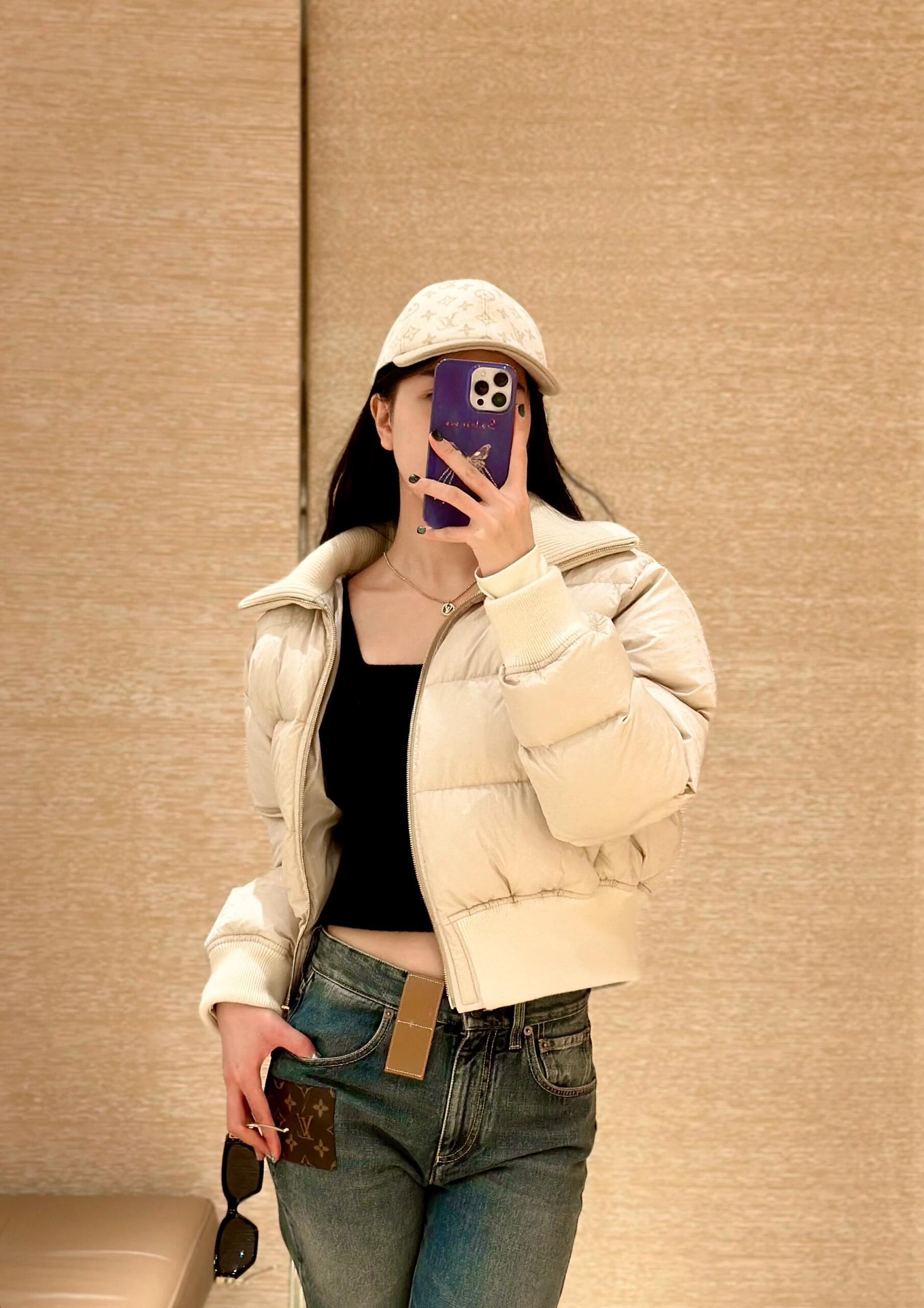 💰P1500 Louis Vuitton 24FW fall and winter new Monogram jacquard short down jacket jacket丨American retro wear high-waisted knuckle Slim design on the upper body to elongate the proportion of the body fluffy down filling lines of beauty highlights the lower body with pleated skirt fashionable and playful with casual pants to create a sense of casual commuting Highly recommended to keep your own models! Available in S/M/L