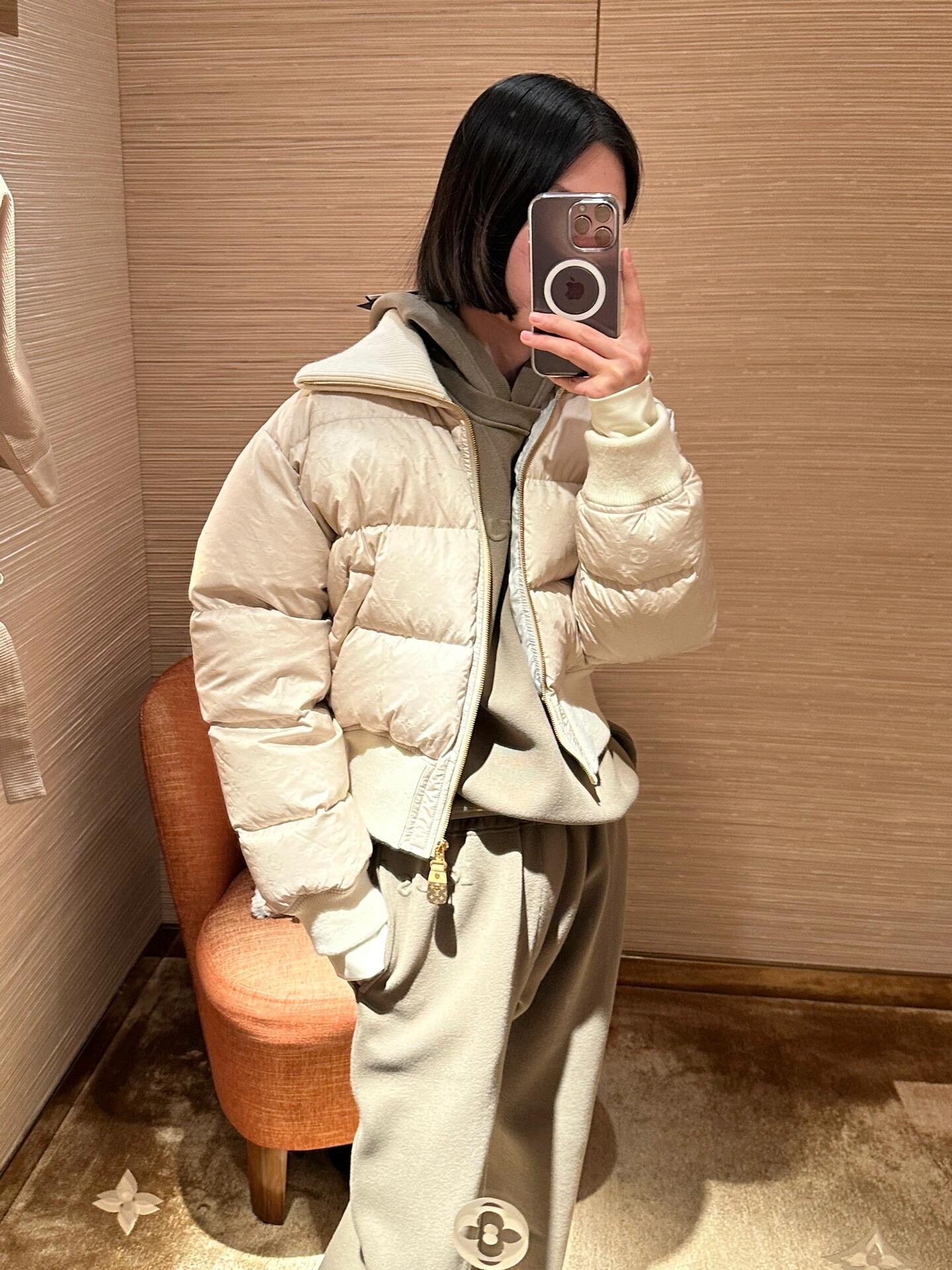 💰P1500 Louis Vuitton 24FW fall and winter new Monogram jacquard short down jacket jacket丨American retro wear high-waisted knuckle Slim design on the upper body to elongate the proportion of the body fluffy down filling lines of beauty highlights the lower body with pleated skirt fashionable and playful with casual pants to create a sense of casual commuting Highly recommended to keep your own models! Available in S/M/L