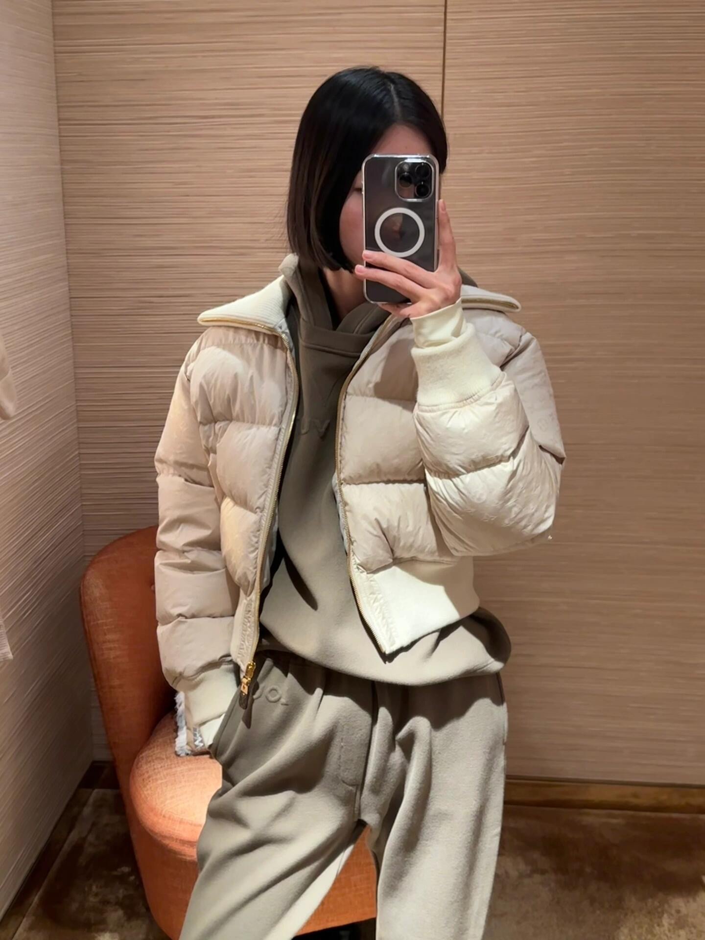 💰P1500 Louis Vuitton 24FW fall and winter new Monogram jacquard short down jacket jacket丨American retro wear high-waisted knuckle Slim design on the upper body to elongate the proportion of the body fluffy down filling lines of beauty highlights the lower body with pleated skirt fashionable and playful with casual pants to create a sense of casual commuting Highly recommended to keep your own models! Available in S/M/L