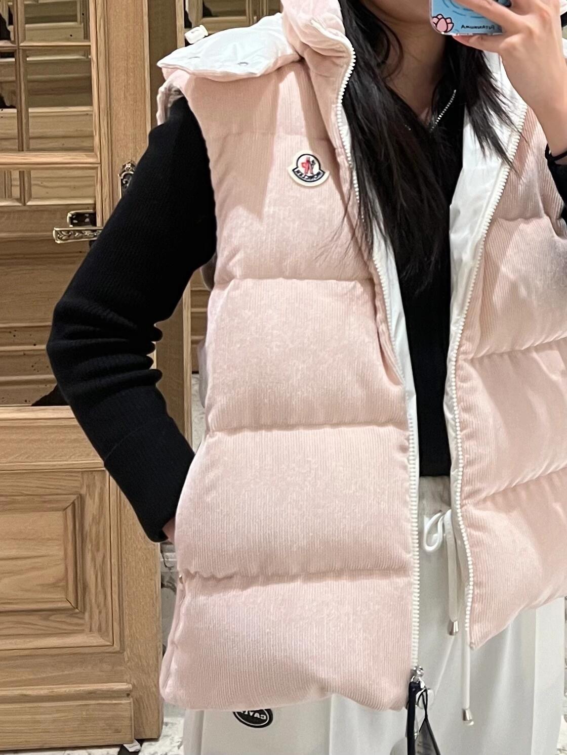 P1000 Moncler 24Fw início do outono novo Agelao corduroy down colete jaqueta (com placa de luz sem logotipo pode ser ao vivo) 丨 esquema de cores macaroon é apenas muito alta classe e boa aparência la! O capuz é removível! O capuz é removível, e o estilo da menina é um bonito, redutor de idade, padrão nacional 90 pato branco para baixo enchimento!  Os acessórios de hardware originais marca original padrão original de apoio completo! Em stock S/M/L