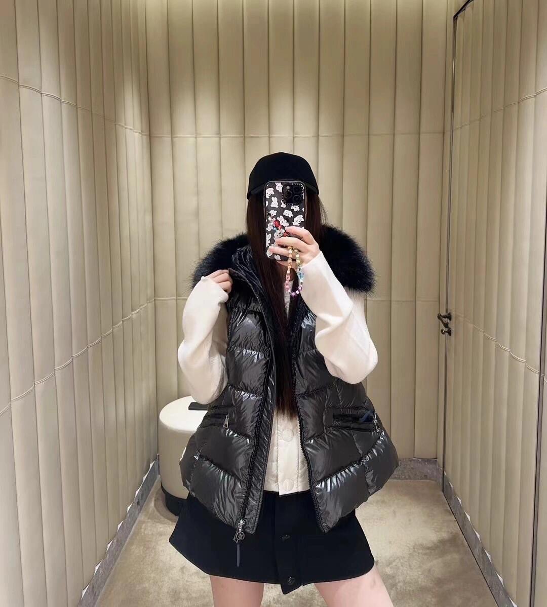 💰P1140 Moncler 24Fw Early Autumn New Hooded Emblem Label Vest Down Jacket丨Eco-fox fur collar removable A-line shape Zipper closure National standard 90 white duck down filling ! Les produits et services de l'entreprise sont conçus pour être légers, chauds et confortables ! La version originale des accessoires matériels est super vieillissement super mince absolument garde-robe doit avoir En vente S / M / L