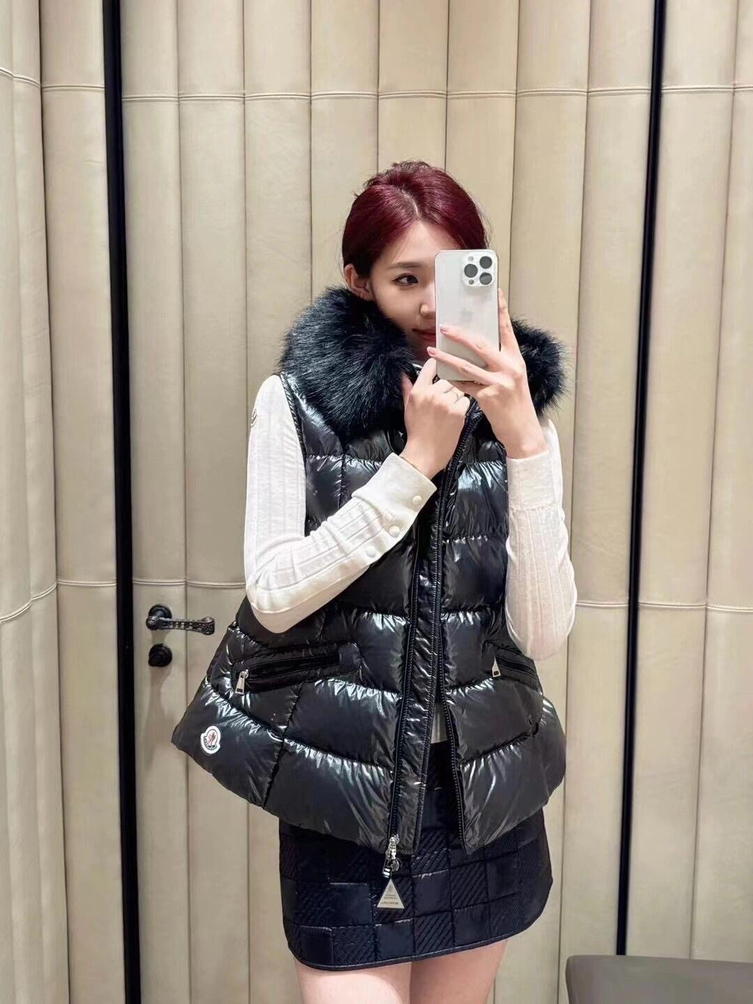 图片[3]-💰P1140 Moncler 24Fw早秋新款 连帽徽标马甲羽绒服丨环保狐狸毛毛领可拆卸 A字版型 拉链封口  国标90白鸭绒填充！轻盈保暖又舒适！原版五金配件  版型是超级减龄的 超级显瘦  绝对是衣橱必备 现货发售S/M/L-高仿包包