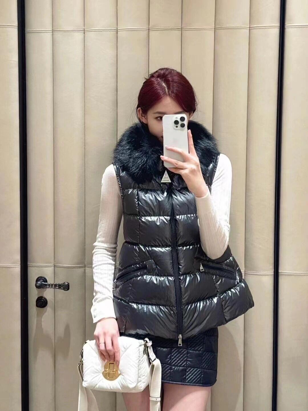 💰P1140 Moncler 24Fw Early Autumn New Hooded Emblem Label Vest Down Jacket丨Eco-fox fur collar removable A-line shape Zipper closure National standard 90 white duck down filling ! Les produits et services de l'entreprise sont conçus pour être légers, chauds et confortables ! La version originale des accessoires matériels est super vieillissement super mince absolument garde-robe doit avoir En vente S / M / L