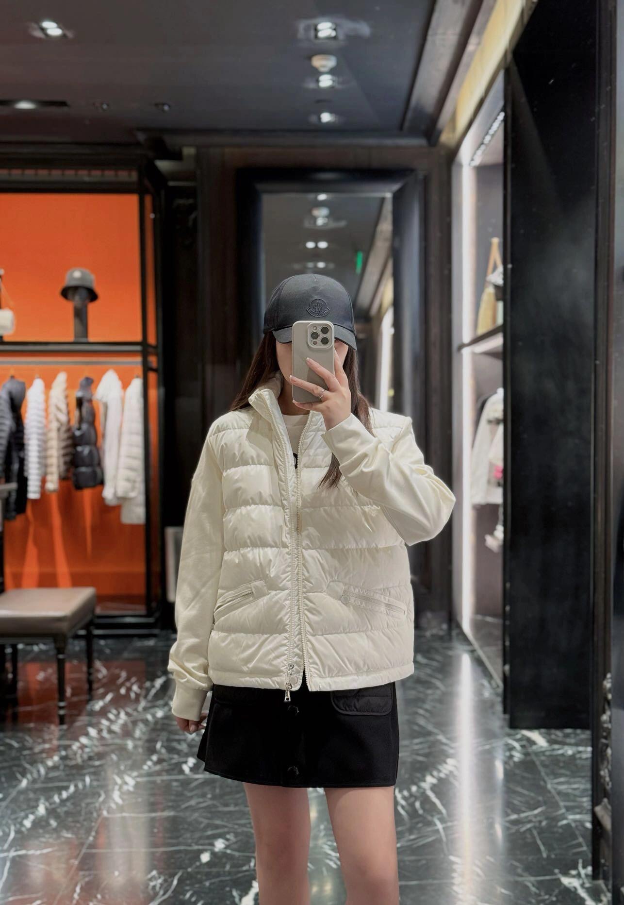 ¡💰P940 Moncler 24FW A principios de otoño Nueva Sudadera Patchwork Sección Abajo Jacket丨El valor de esta chaqueta es simplemente fuera de lo común! La mezcla perfecta de punto y plumón es como un suave abrazo en invierno 🤗 La parte de punto es suave y agradable a la piel al tacto como las nubes ☁ Y el relleno de plumón de ganso es ligero y cálido Llevándola puesta, los vientos más fríos no podrán penetrar tus suaves defensas 🛡 En stock S / M / L