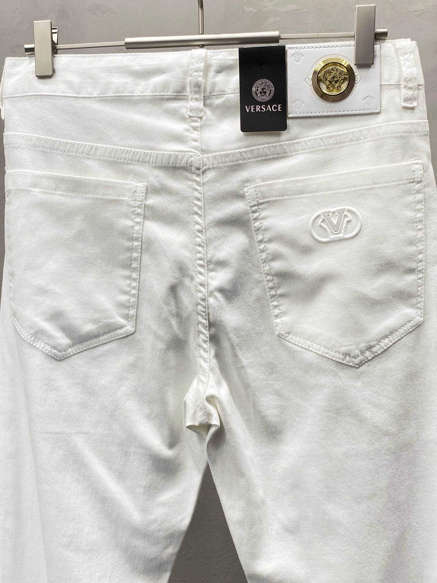 P560Versace Versace 💥 Exclusif nouveau jeans décontracté Version haut de gamme ! Contre personnalisé tissus Respirant confort élevé détails impeccables éléments de la marque concept de design reflète haute qualité se sentir délicat et doux ! Présenté tailleur décontracté sur la forme du corps est superbe ! Taille:28-38