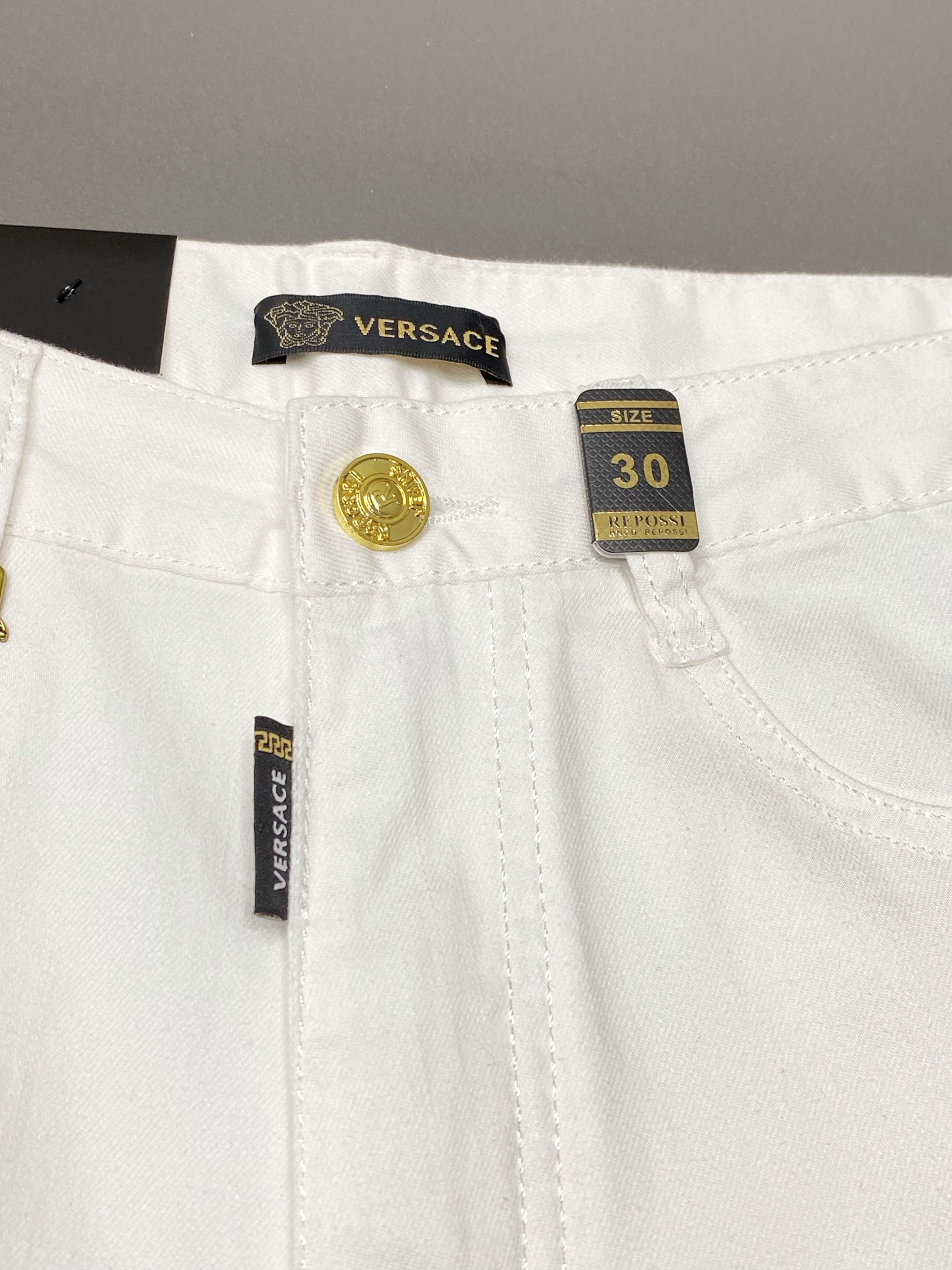 P560Versace Versace 💥 Exclusif nouveau jeans décontracté Version haut de gamme ! Contre personnalisé tissus Respirant confort élevé détails impeccables éléments de la marque concept de design reflète haute qualité se sentir délicat et doux ! Présenté tailleur décontracté sur la forme du corps est superbe ! Taille:28-38