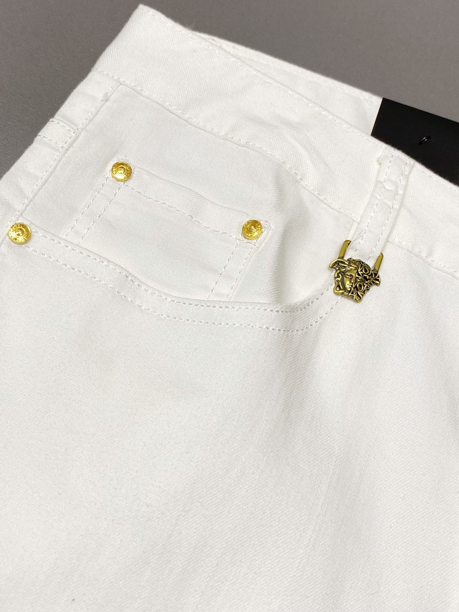 P560Versace Versace 💥 Exclusif nouveau jeans décontracté Version haut de gamme ! Contre personnalisé tissus Respirant confort élevé détails impeccables éléments de la marque concept de design reflète haute qualité se sentir délicat et doux ! Présenté tailleur décontracté sur la forme du corps est superbe ! Taille:28-38