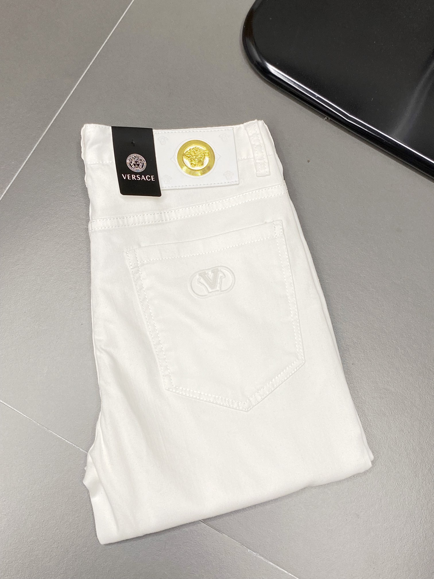 P560Versace Versace 💥 Exclusif nouveau jeans décontracté Version haut de gamme ! Contre personnalisé tissus Respirant confort élevé détails impeccables éléments de la marque concept de design reflète haute qualité se sentir délicat et doux ! Présenté tailleur décontracté sur la forme du corps est superbe ! Taille:28-38