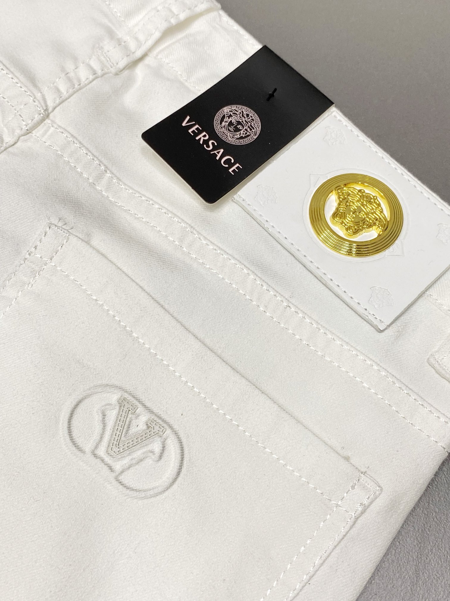 P560Versace Versace 💥 Exclusif nouveau jeans décontracté Version haut de gamme ! Contre personnalisé tissus Respirant confort élevé détails impeccables éléments de la marque concept de design reflète haute qualité se sentir délicat et doux ! Présenté tailleur décontracté sur la forme du corps est superbe ! Taille:28-38