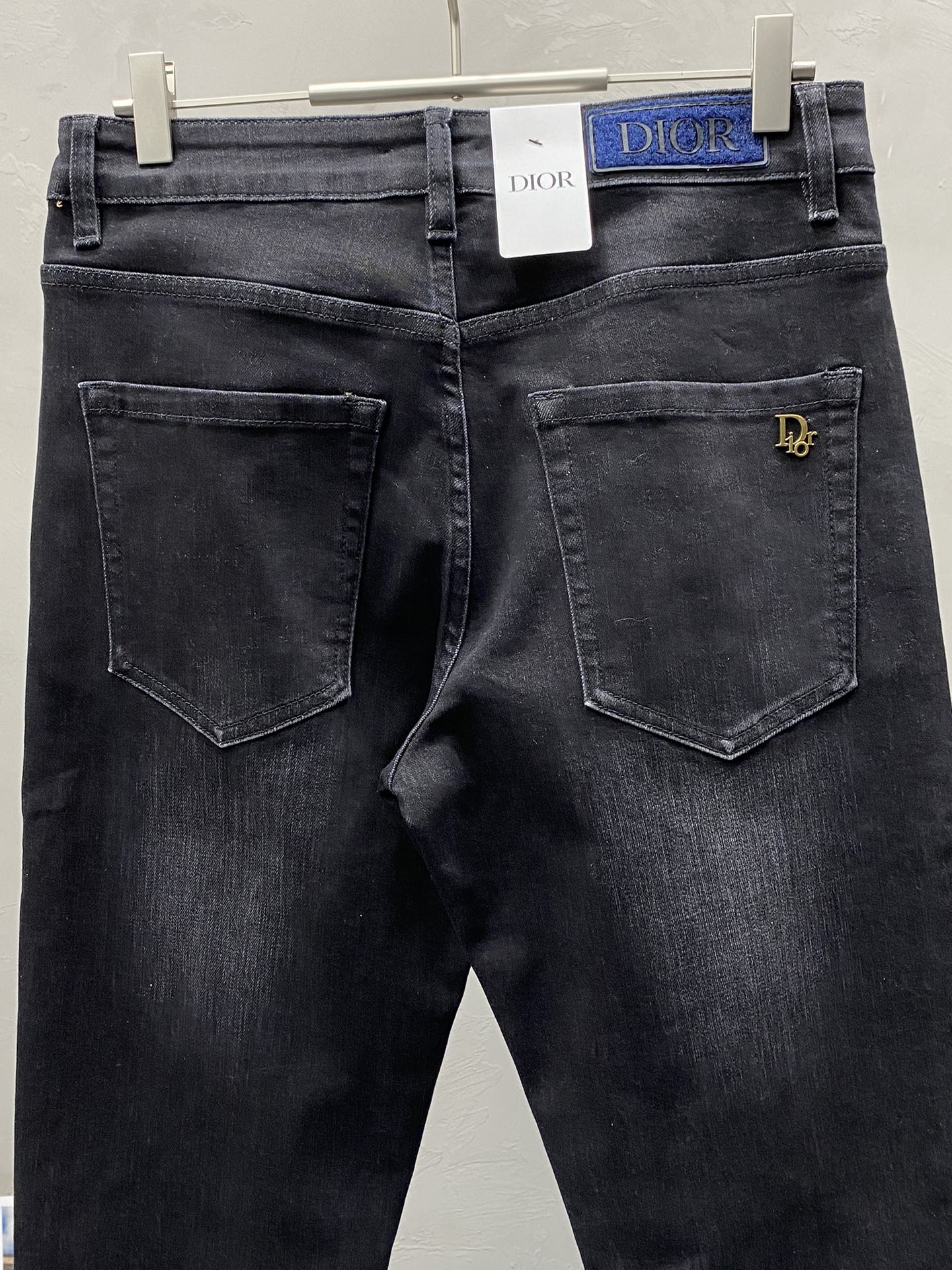 P560 Dior Dior 💥 Exclusif exclusif nouveau jeans décontracté Version haut de gamme ! Contre personnalisé tissu Respirant confort haut détails impeccables éléments de marque design concept reflète haute qualité sentir délicate et douce ! La coupe décontractée présentée sur la forme du corps est superbe ! Taille:28-38