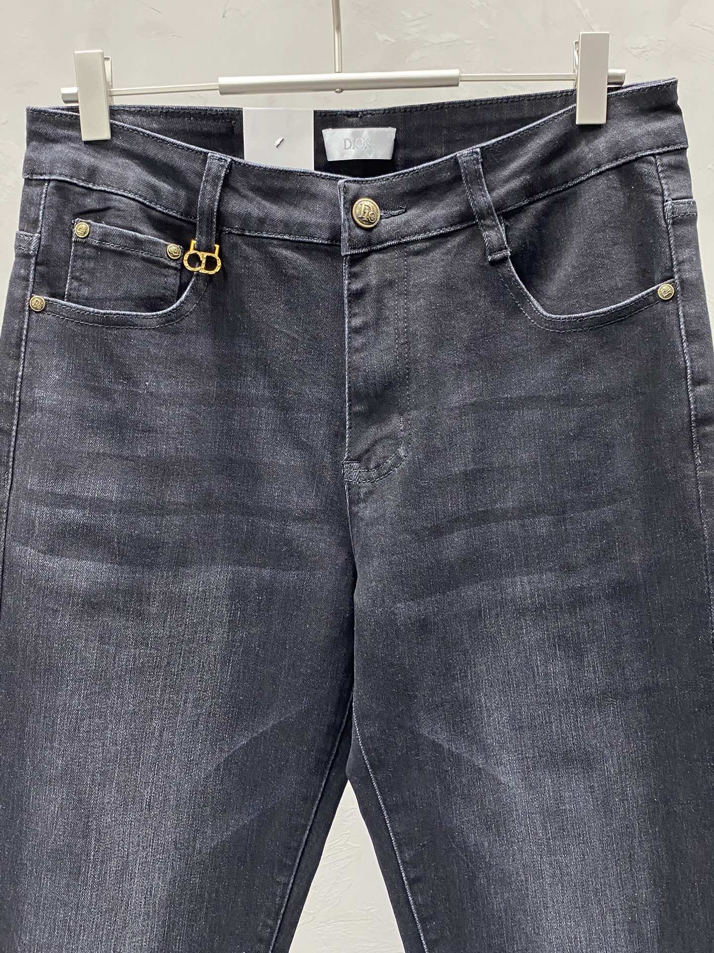 P560 Dior Dior 💥 Exclusif exclusif nouveau jeans décontracté Version haut de gamme ! Contre personnalisé tissu Respirant confort haut détails impeccables éléments de marque design concept reflète haute qualité sentir délicate et douce ! La coupe décontractée présentée sur la forme du corps est superbe ! Taille:28-38