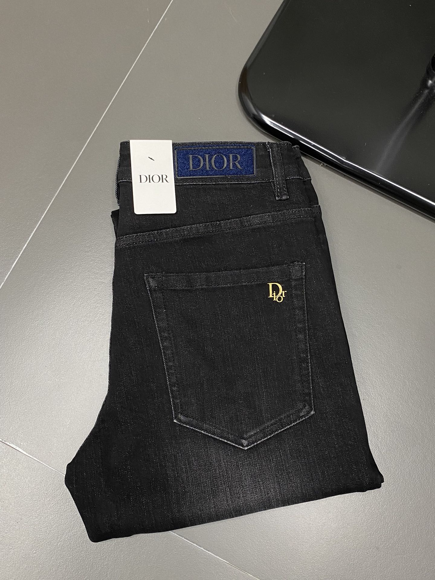 P560 Dior Dior 💥 Exclusif exclusif nouveau jeans décontracté Version haut de gamme ! Contre personnalisé tissu Respirant confort haut détails impeccables éléments de marque design concept reflète haute qualité sentir délicate et douce ! La coupe décontractée présentée sur la forme du corps est superbe ! Taille:28-38