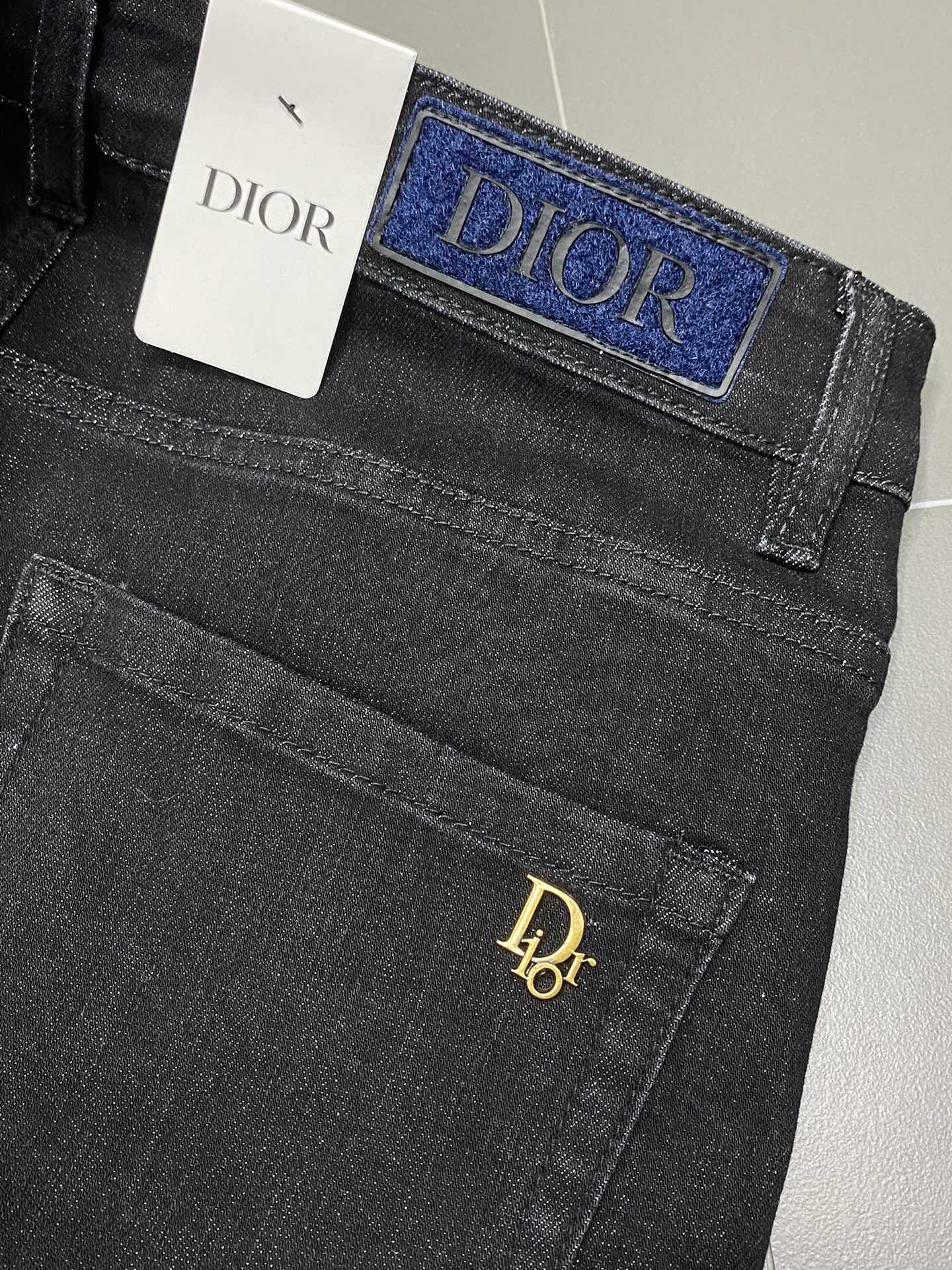 P560 Dior Dior 💥 Exclusif exclusif nouveau jeans décontracté Version haut de gamme ! Contre personnalisé tissu Respirant confort haut détails impeccables éléments de marque design concept reflète haute qualité sentir délicate et douce ! La coupe décontractée présentée sur la forme du corps est superbe ! Taille:28-38