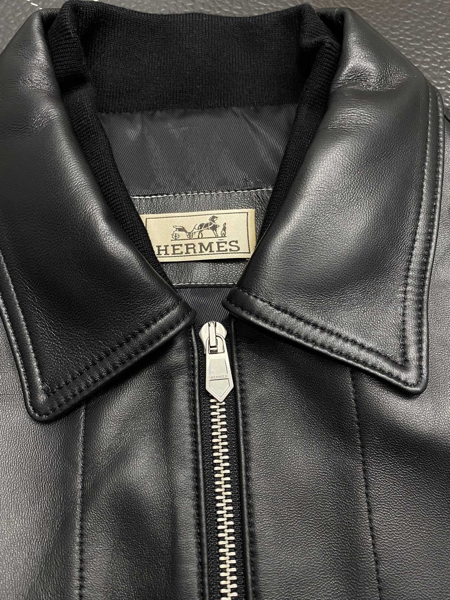 Picture [6]-Leather Coat-P3200 Hermes 💥 Exclusive exclusive latest fall and winter fashion lapel leather jacket jacket imported leather fabrics classic design and value of the burst of the leather jacket quality is more can not be picky quality control can be directly into the hands of the high end of the perfect product can not be faulted! Through the details of the picture can feel its strong aura poly warm warm effect is remarkable do not have to worry about a little bit of cold! Fashion and functionality both the whole section looks more luxurious atmosphere! Size: 48-56-High Faux Bags