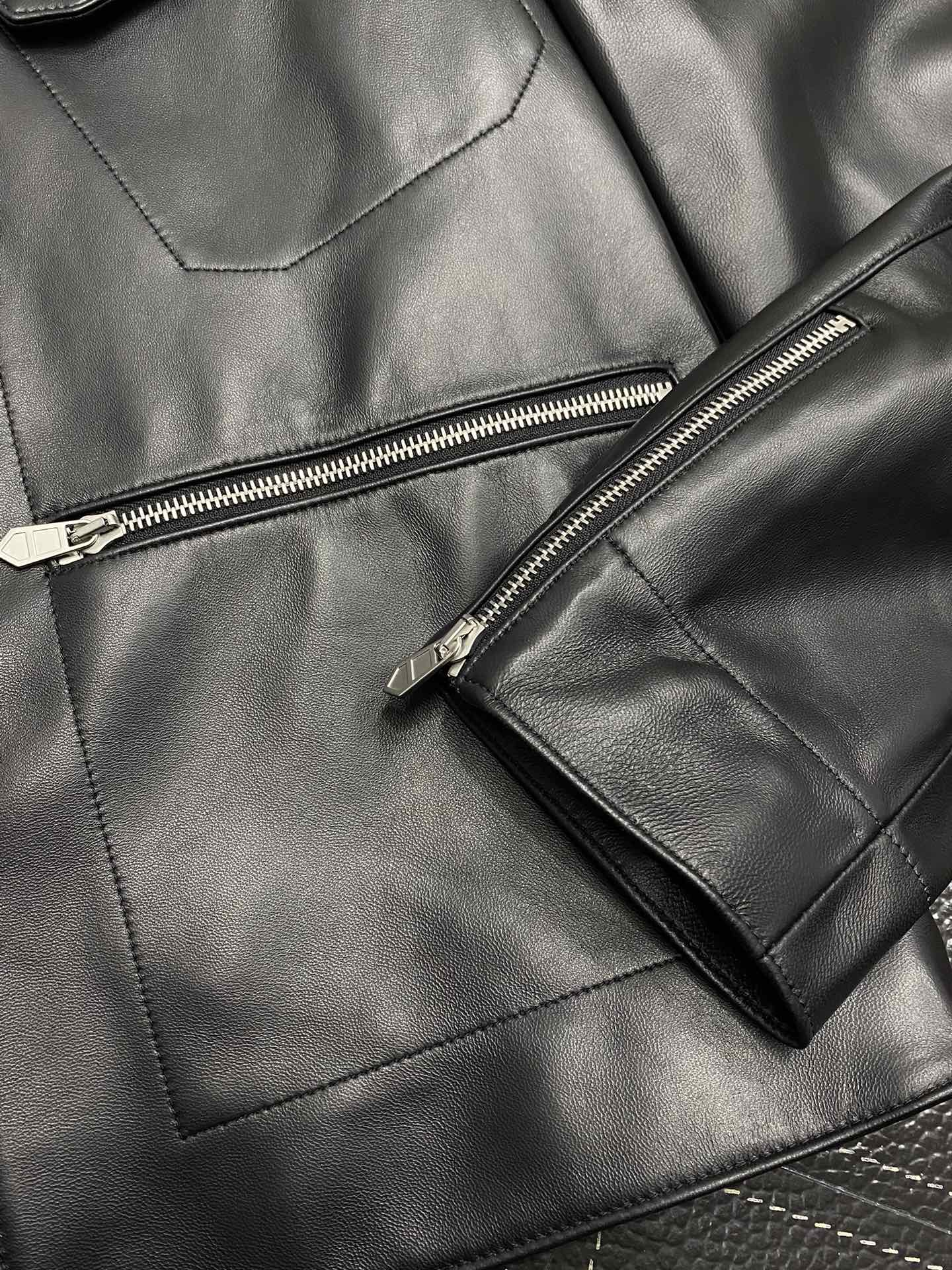 Image [8]-Manteau en cuir-P3200 Hermes 💥 Exclusif dernière mode automne et hiver revers veste en cuir veste Importé tissus en cuir Design classique et la valeur de l'éclatement de la qualité de la veste en cuir est plus ne peut pas être pointilleux contrôle de la qualité peut être directement dans les mains du haut de gamme du produit parfait ne peut pas être défectueux ! À travers les détails de l'image, vous pouvez sentir sa forte aura poly température effet chaud est remarquable n'ont pas à s'inquiéter d'un peu de froid ! La mode et la fonctionnalité à la fois l'ensemble de la section semble plus luxueux atmosphère ! Taille : 48-56-Haut Faux Sacs