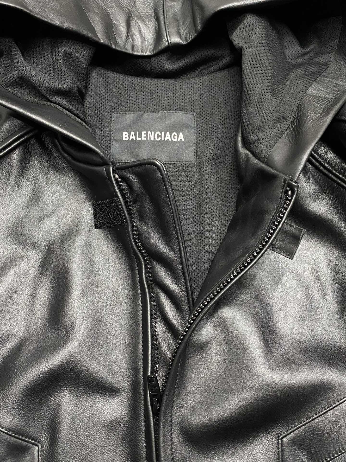 Chaqueta de cuero-P4400 Balenciaga Paris Family 💥 Exclusivo exclusivo biker chaqueta de cuero de la serie ... Paris Family Racing Suit Chaqueta de cuero Material: piel de becerro importado Versión: oversize versión amplia de la versión del tipo de la parte interior del diseño del forro es muy distintivo Accesorios: aleación de aluminio versión no de mercado de los productos de plástico de empalme irregular color roce claro y texturizado tamaño 48-56-Alta fábrica de copia