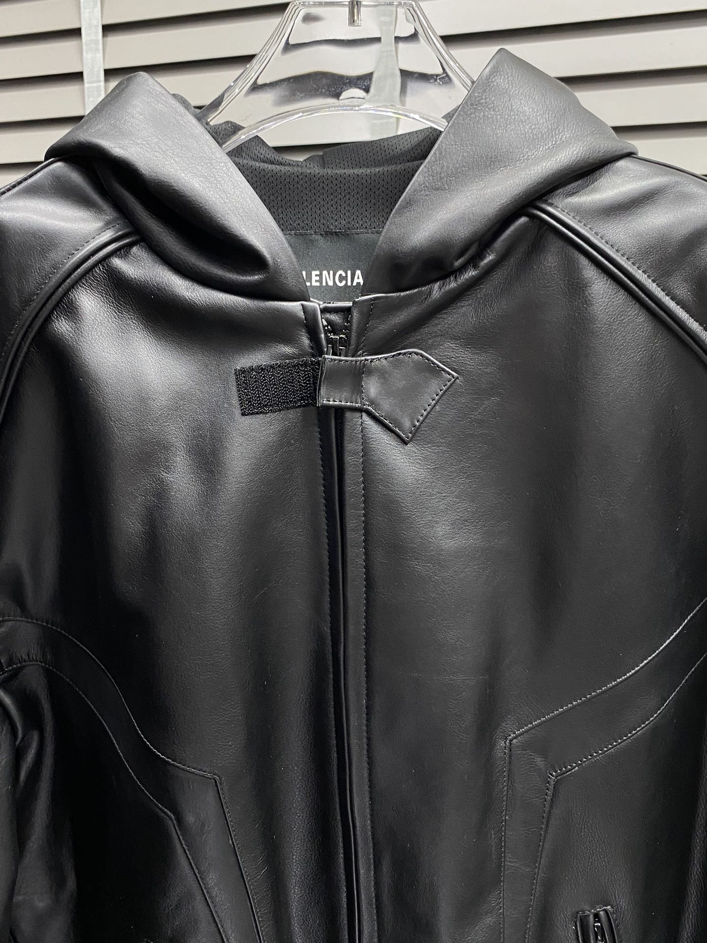 Chaqueta de cuero-P4400 Balenciaga Paris Family 💥 Exclusivo exclusivo biker chaqueta de cuero de la serie ... Paris Family Racing Suit Chaqueta de cuero Material: piel de becerro importado Versión: oversize versión amplia de la versión del tipo de la parte interior del diseño del forro es muy distintivo Accesorios: aleación de aluminio versión no de mercado de los productos de plástico de empalme irregular color roce claro y texturizado tamaño 48-56-Alta fábrica de copia