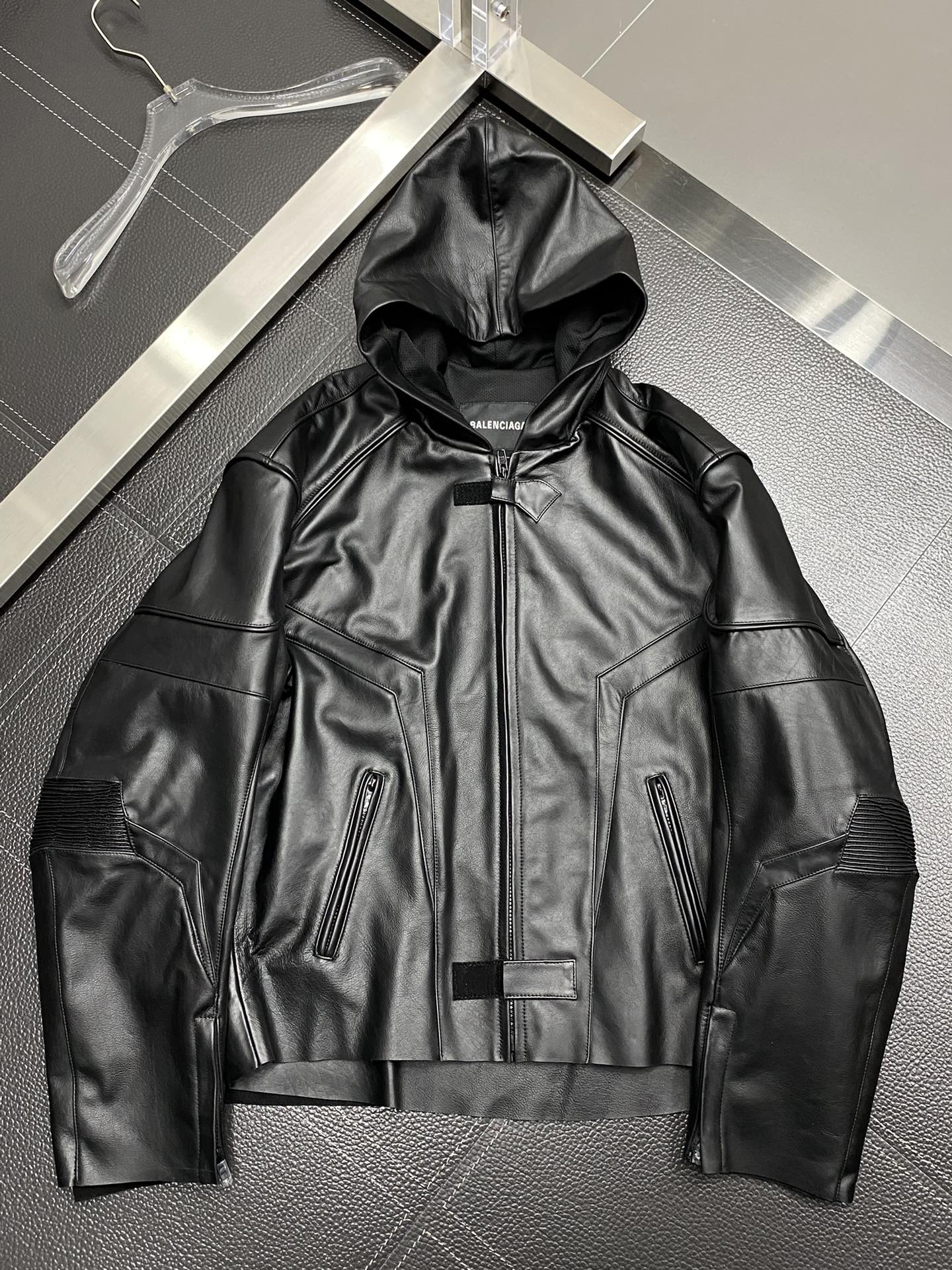 Veste en cuir-P4400 Balenciaga Paris Family 💥 Série exclusive de vestes en cuir de motard...Paris Family Racing Suit Leather Jacket Material : Imported Calfskin Leather Version : oversize wide version Inside lining design is very distinctive Accessories : aluminium alloy non-market version of the plastic products Irregular splicing Rubbing colour clear and textured Size... Sacs en fausse toile de 48 à 56 cm de haut