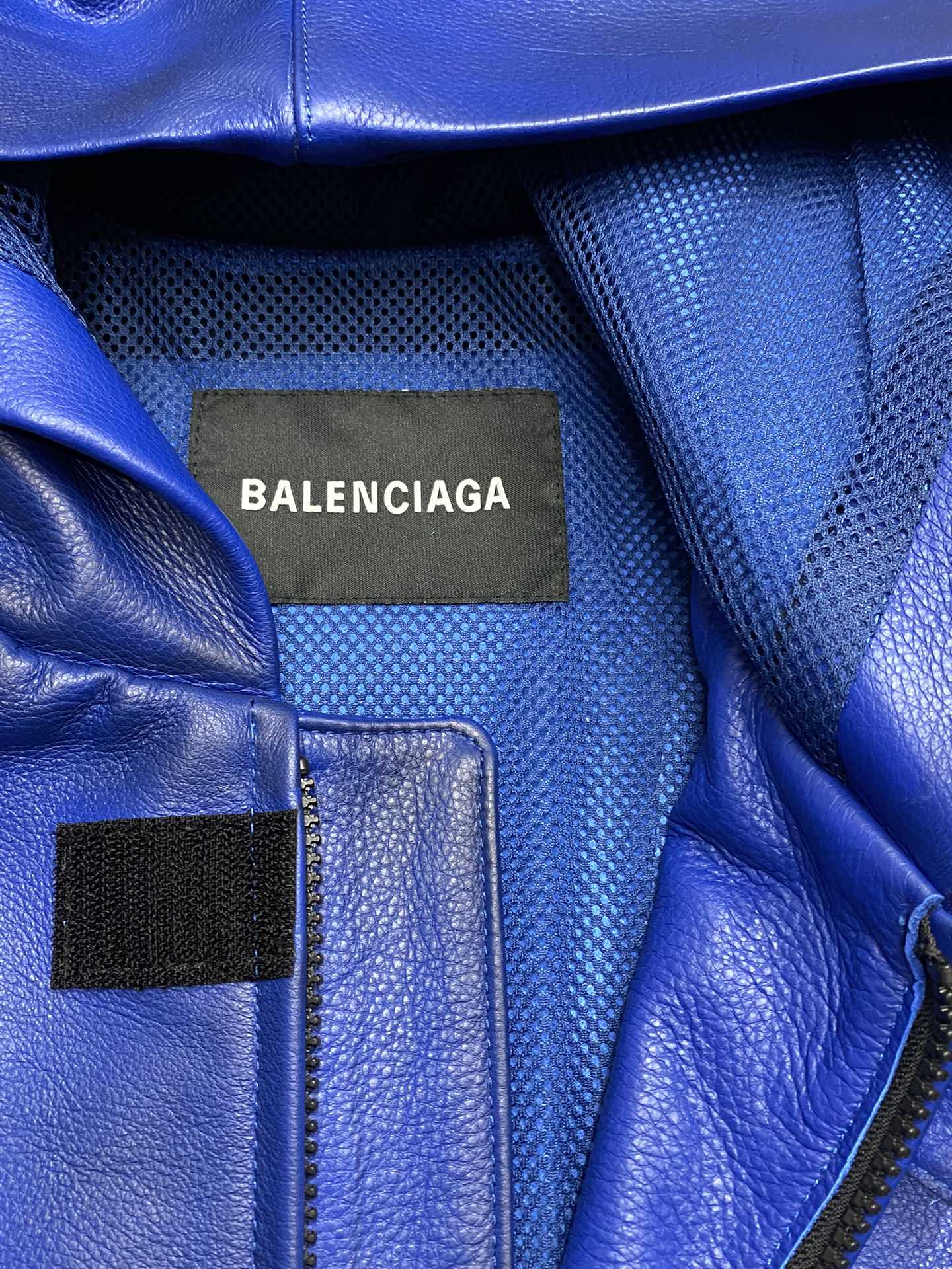 图片[6]-皮衣-P4600 Balenciaga巴黎世家💥独家专供机车皮衣系列…巴黎世家 赛车服皮衣 
材质：进口小牛皮
版型：oversize 阔版版型 内侧里布设计非常有特色
辅料：铝合金非市场版本塑料制品不规则拼接擦色清晰有质感
尺码48-56-高仿包包