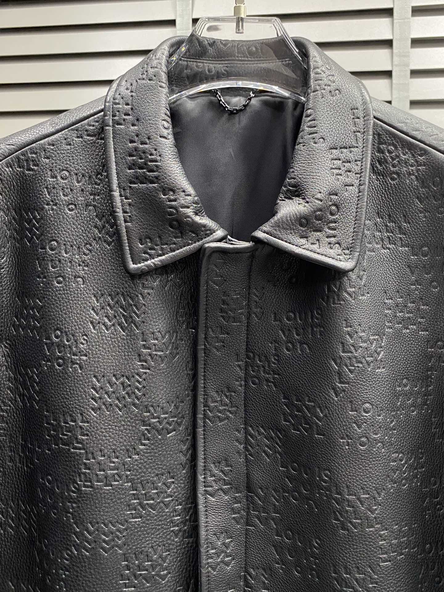 Cuir - P3600 Louis Vuitton Louis Vuitton 💥 exclusif dernier automne et hiver mode veste en cuir à revers importé tissus en cuir design classique et la valeur de l'éclatement de la veste en cuir qualité est plus ne peut pas être pointilleux contrôle de la qualité peut être directement dans les mains du haut de gamme du produit parfait qui ne peut pas être défectueux ! À travers les détails de l'image, vous pouvez sentir sa forte aura poly température effet chaud est remarquable n'ont pas à s'inquiéter d'un peu de froid ! La mode et la fonctionnalité de l'ensemble du modèle donnent un aspect plus luxueux à l'atmosphère !Taille : 48-56