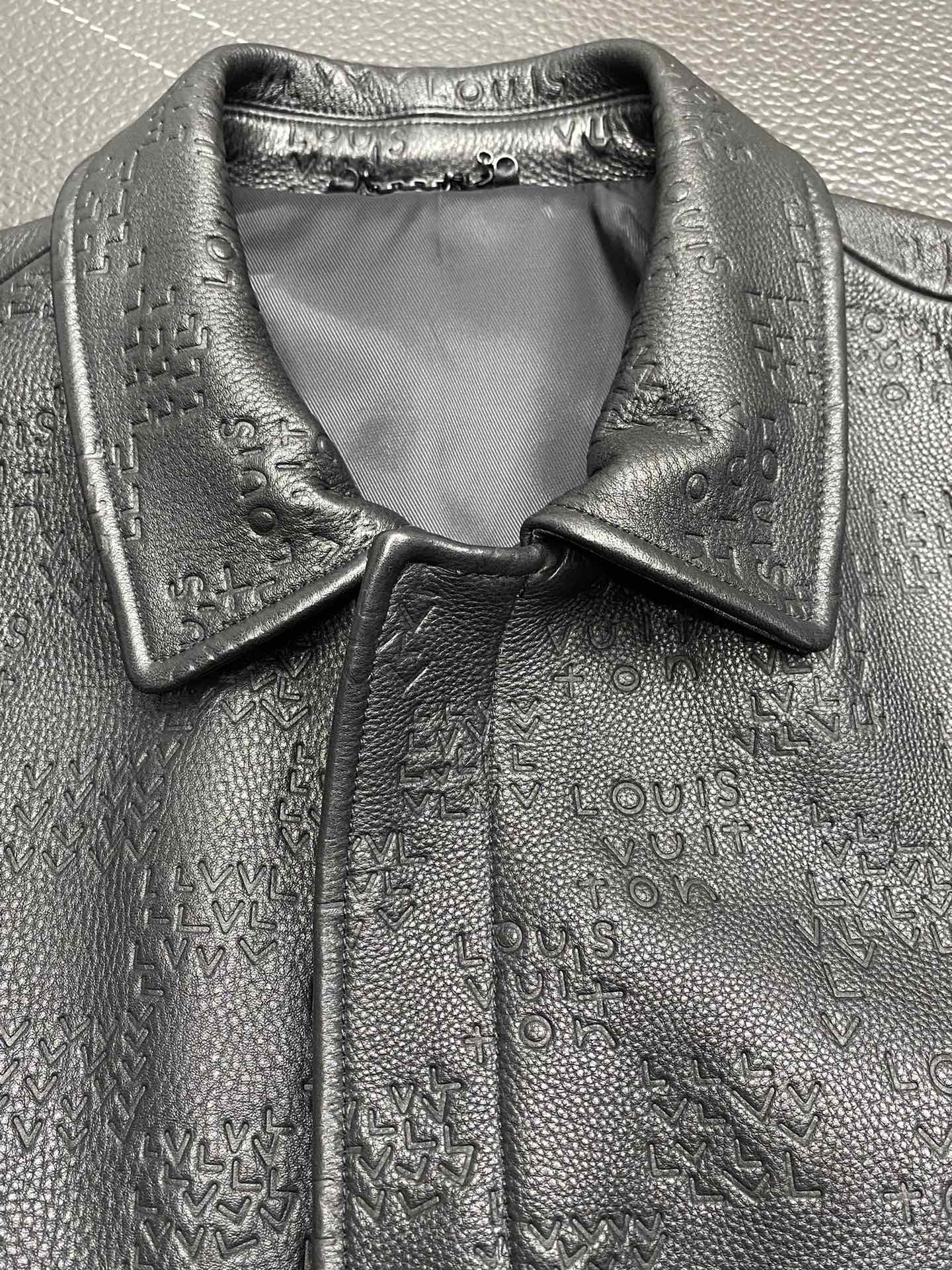 ¡Chaqueta de cuero - P3200 Louis Vuitton Louis Vuitton 💥 exclusiva última moda otoño e invierno chaqueta de cuero de solapa chaqueta de cuero importado telas de diseño clásico y el valor de la explosión de la chaqueta de cuero de calidad es más no puede ser exigente control puede ser directamente en las manos de la gama alta del producto perfecto no puede ser criticado! ¡A través de los detalles de la imagen se puede sentir su fuerte aura poli temperatura efecto cálido es notable no tiene que preocuparse por un poco de frío! ¡Moda y funcionalidad de todo el modelo se ve más ambiente de lujo!Tamaño: 48-56