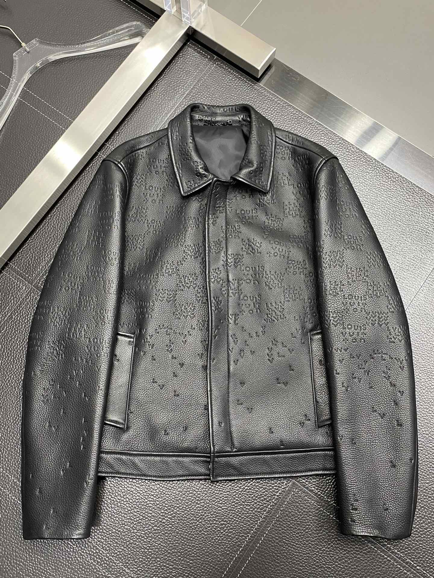 Cuir - P3600 Louis Vuitton Louis Vuitton 💥 exclusif dernier automne et hiver mode veste en cuir à revers importé tissus en cuir design classique et la valeur de l'éclatement de la veste en cuir qualité est plus ne peut pas être pointilleux contrôle de la qualité peut être directement dans les mains du haut de gamme du produit parfait qui ne peut pas être défectueux ! À travers les détails de l'image, vous pouvez sentir sa forte aura poly température effet chaud est remarquable n'ont pas à s'inquiéter d'un peu de froid ! La mode et la fonctionnalité de l'ensemble du modèle donnent un aspect plus luxueux à l'atmosphère !Taille : 48-56