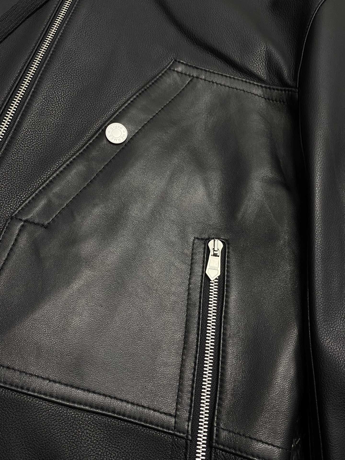 Veste en cuir - P3300 Dior Dior 💥 exclusif dernier automne et hiver mode revers veste en cuir veste importé tissus en cuir design classique et la valeur de l'éclatement de la veste en cuir qualité est plus ne peut pas être pointilleux contrôle de la qualité peut être directement dans les mains du haut de gamme du produit parfait qui ne peut pas être défectueux ! À travers les détails de l'image, vous pouvez sentir sa forte aura poly température effet chaud est remarquable n'ont pas à s'inquiéter d'un peu de froid ! La mode et la fonctionnalité de l'ensemble du modèle donnent un aspect plus luxueux à l'atmosphère !Taille : 48-56